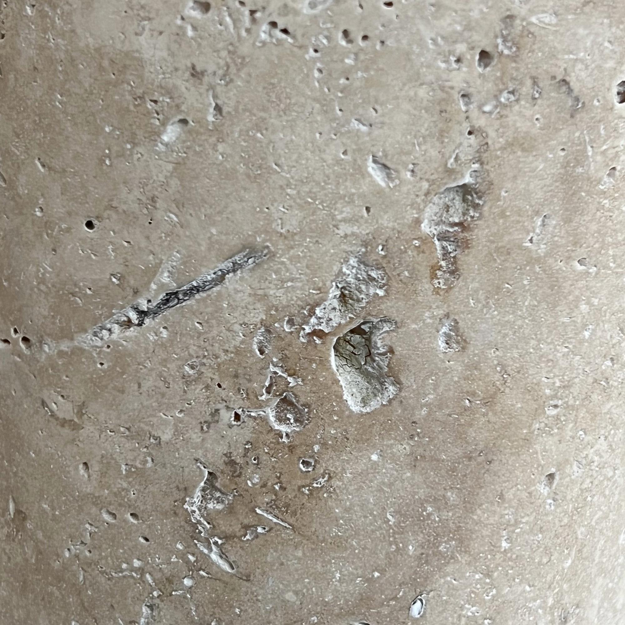 Circular travertine dining table In Good Condition For Sale In PARIS, FR