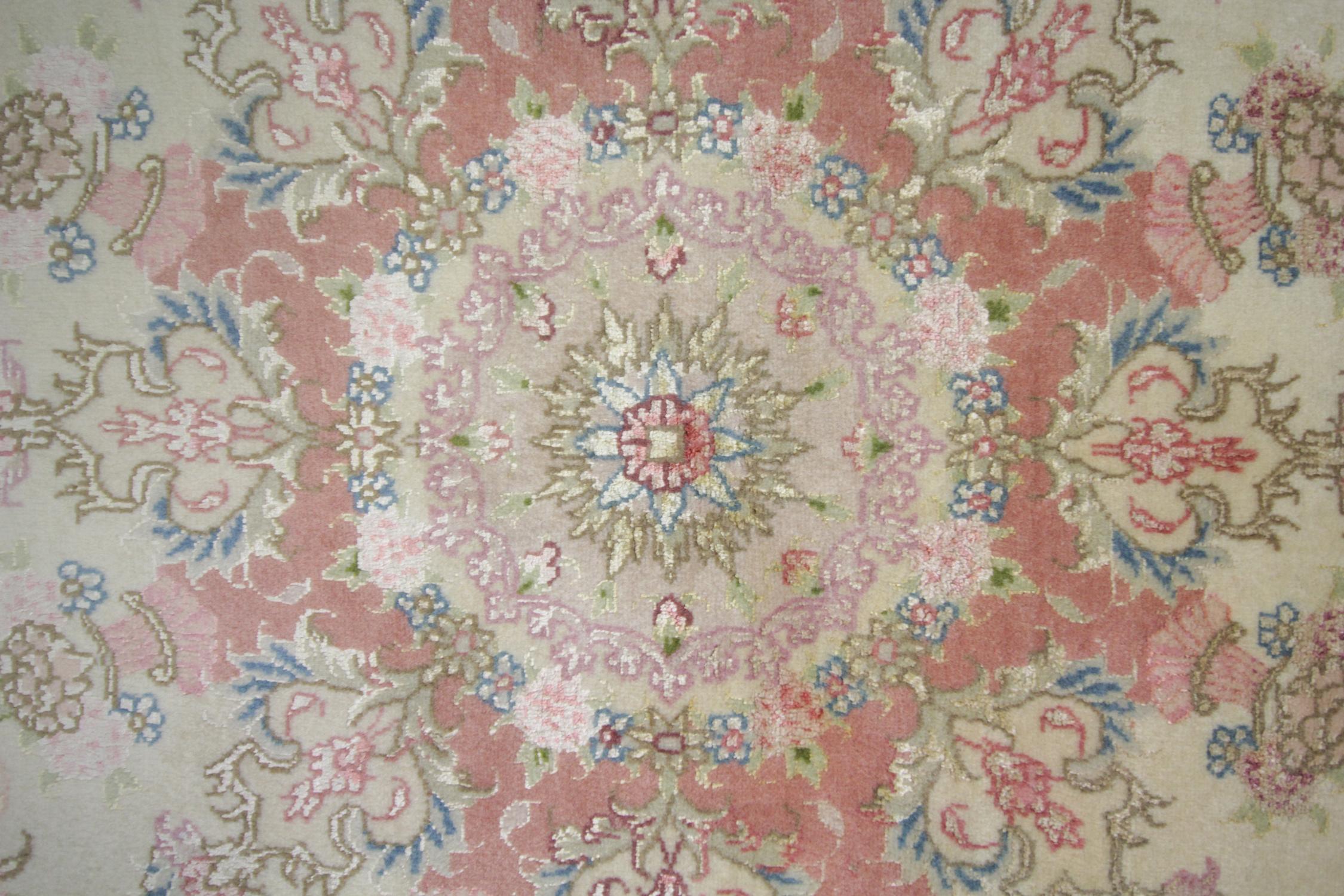 Runder türkischer Teppich aus Wolle und Seide, orientalischer cremefarbener und rosa handgefertigter Teppich (Moderne der Mitte des Jahrhunderts) im Angebot