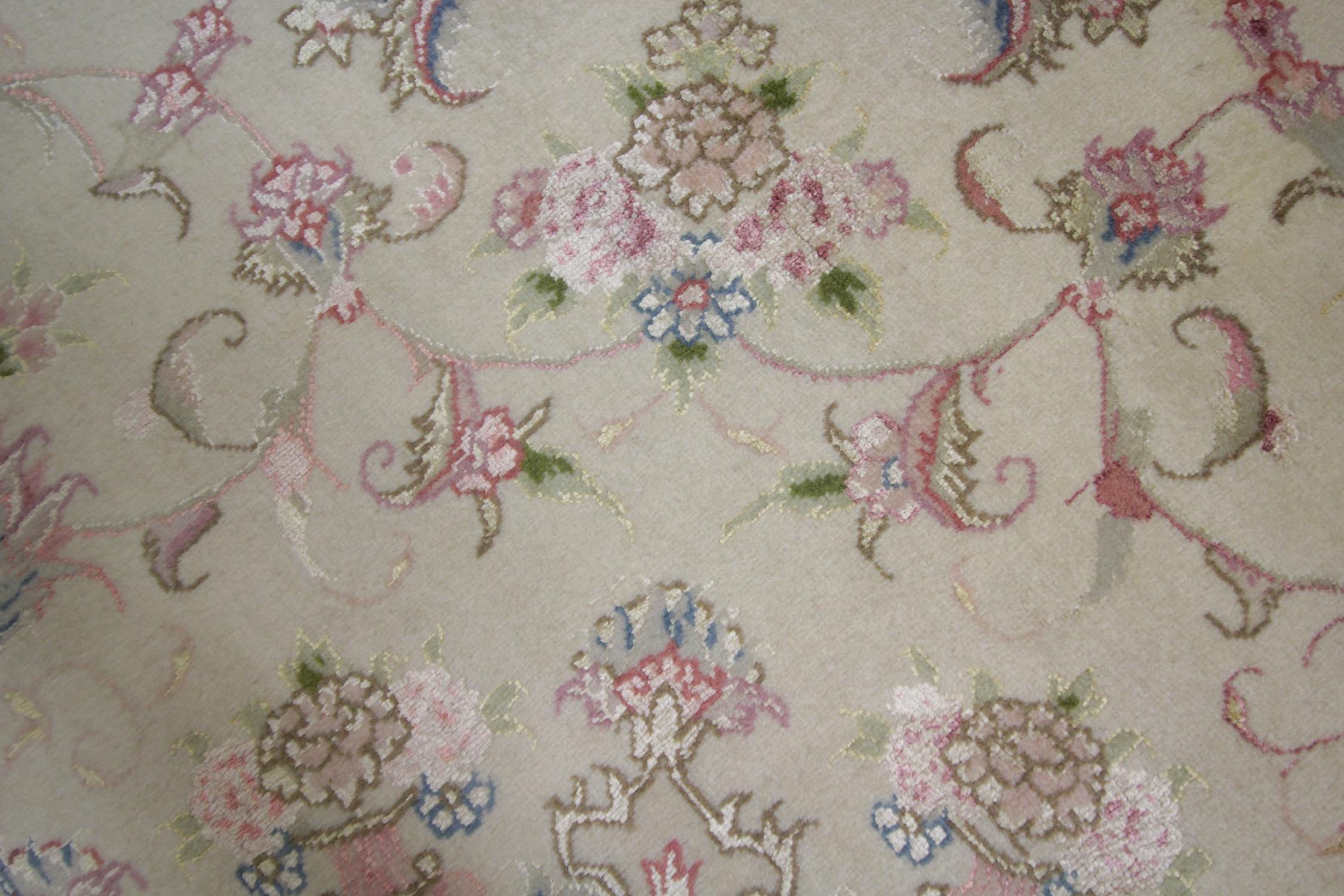 Runder türkischer Teppich aus Wolle und Seide, orientalischer cremefarbener und rosa handgefertigter Teppich (Gewebt) im Angebot