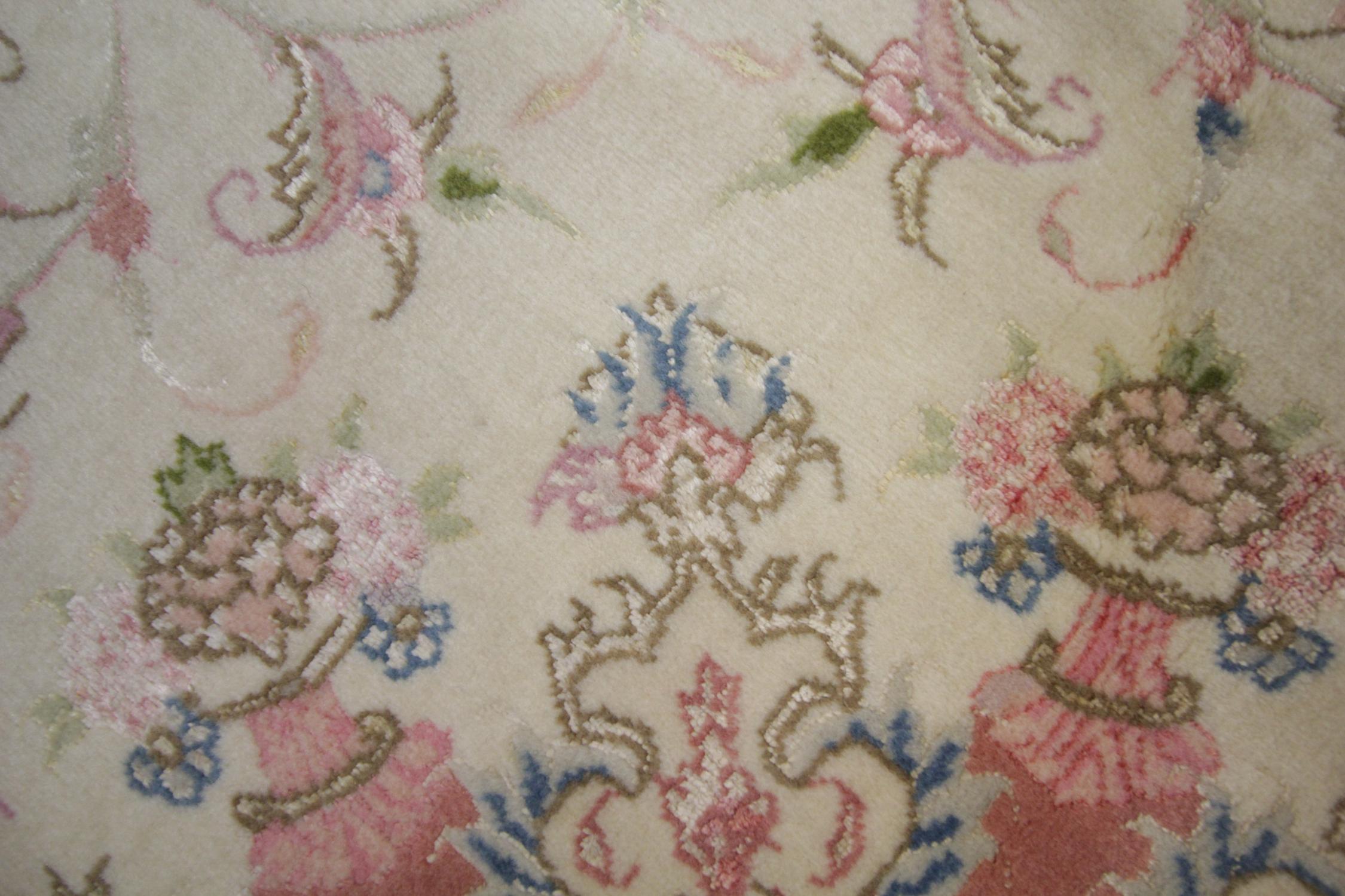 Late 20th Century Circular Turkish Wool and Silk Rug, Oriental Cream Pink Handmade Carpet For Sale