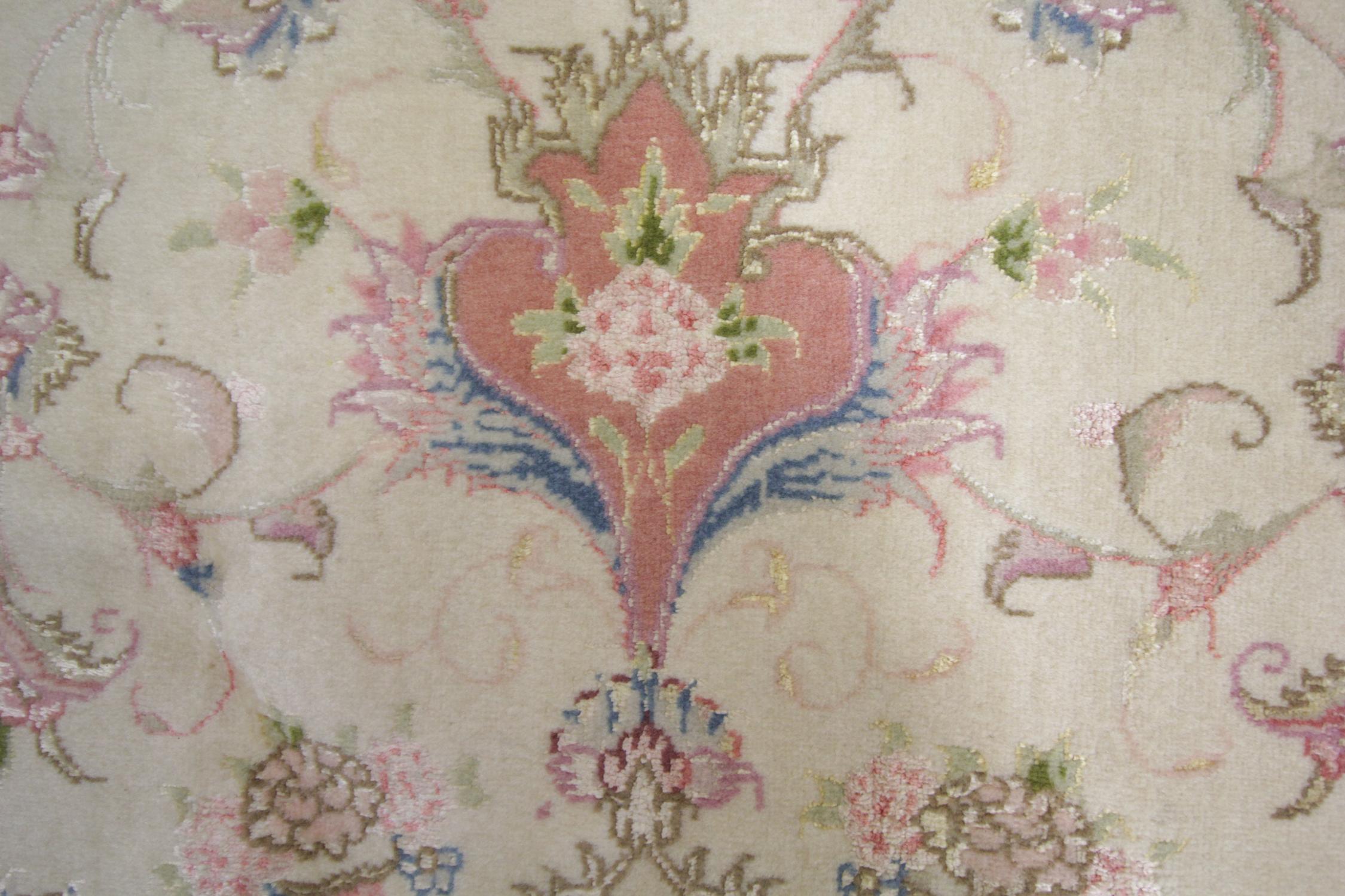 Runder türkischer Teppich aus Wolle und Seide, orientalischer cremefarbener und rosa handgefertigter Teppich (Ende des 20. Jahrhunderts) im Angebot