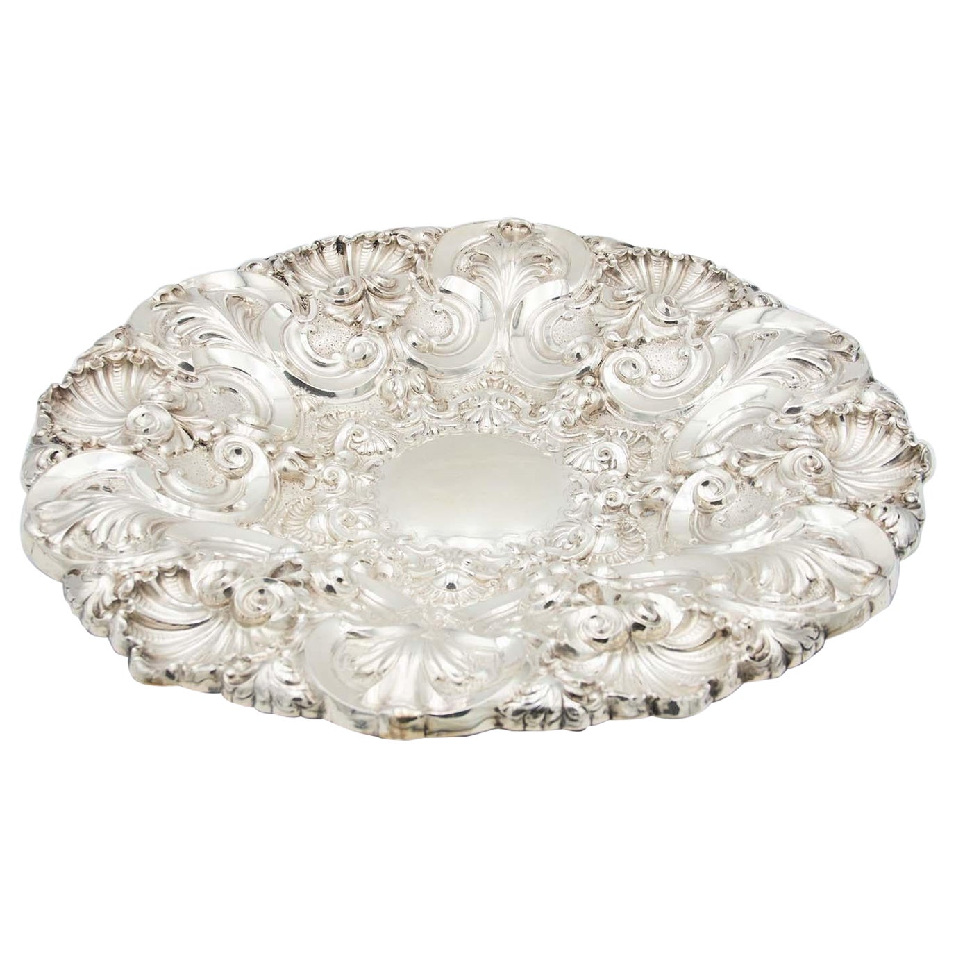 Runder Wandsalbei mit Blumengravuren im Angebot