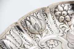 Plateau mural circulaire avec hauts reliefs de fleurs