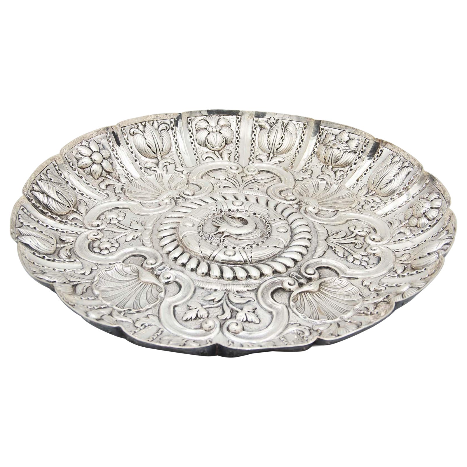Circular wall tray with high reliefs of flowers