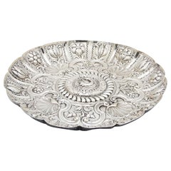Circular wall tray with high reliefs of flowers