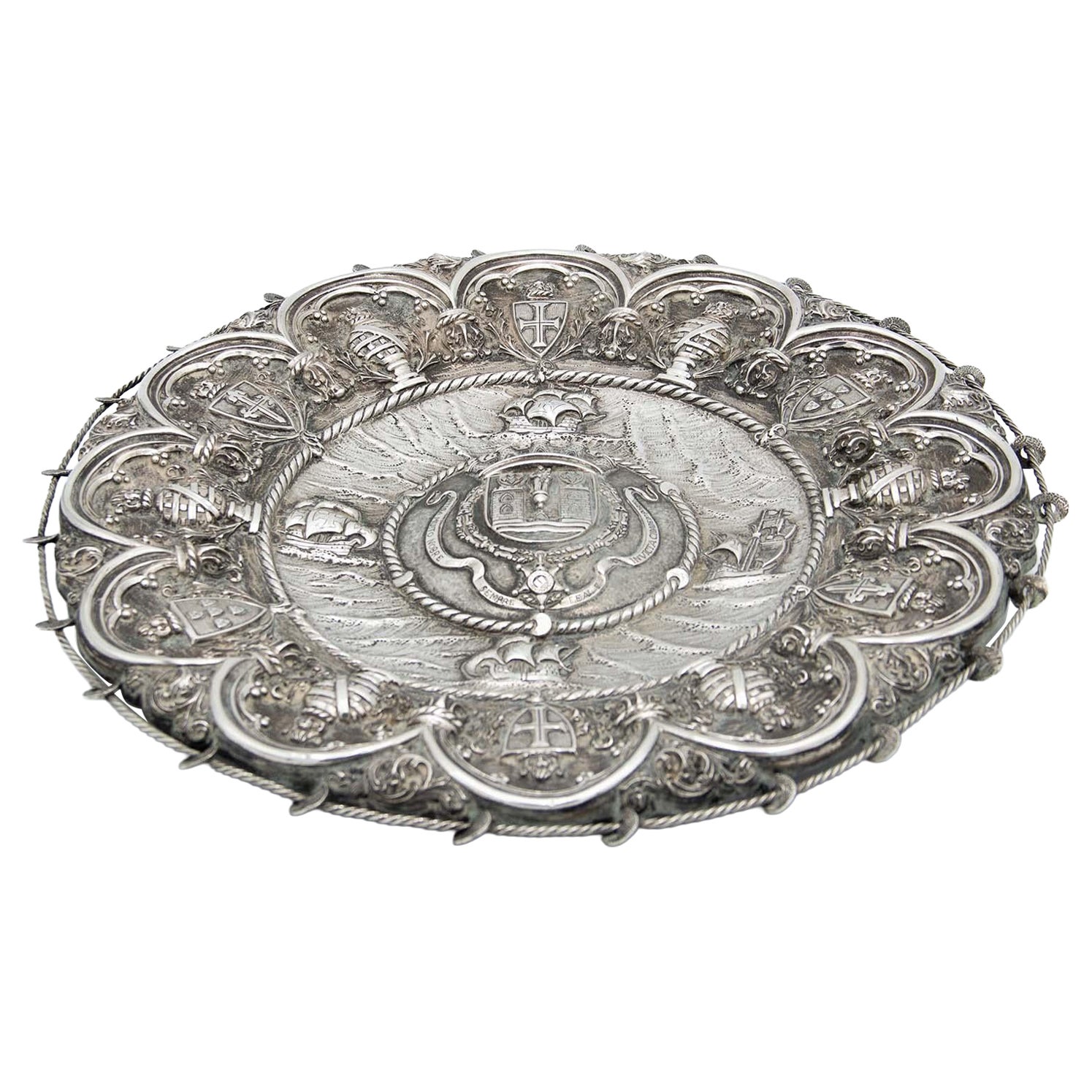Circular wall tray with reliefs of the coat of arms of the city of Porto For Sale