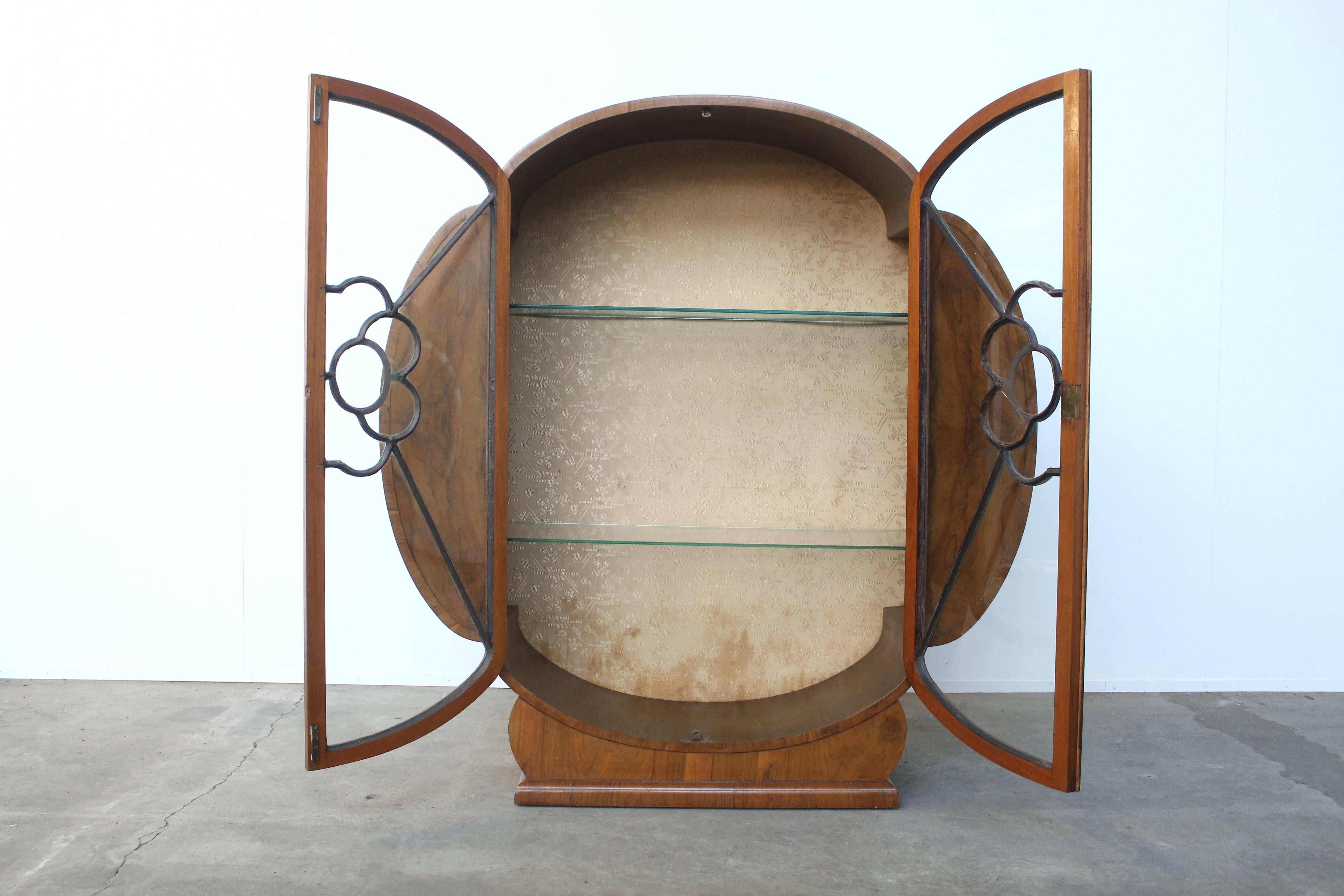 circular display cabinet