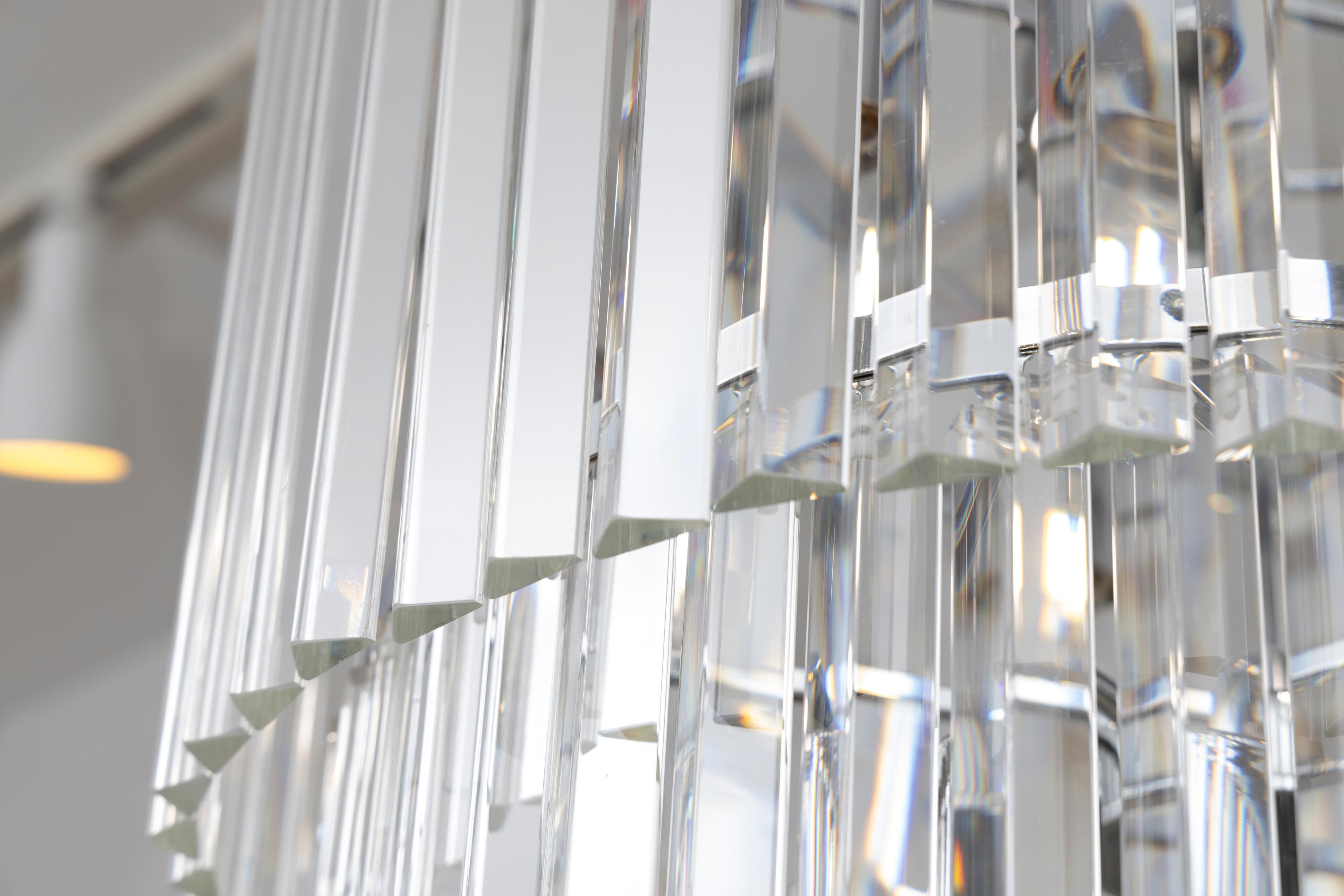 Il s'agit d'un impressionnant lustre cascade en cristal, composé de six niveaux concentriques gradués avec de longs prismes de cristal à facettes suspendus à des anneaux en chrome poli.