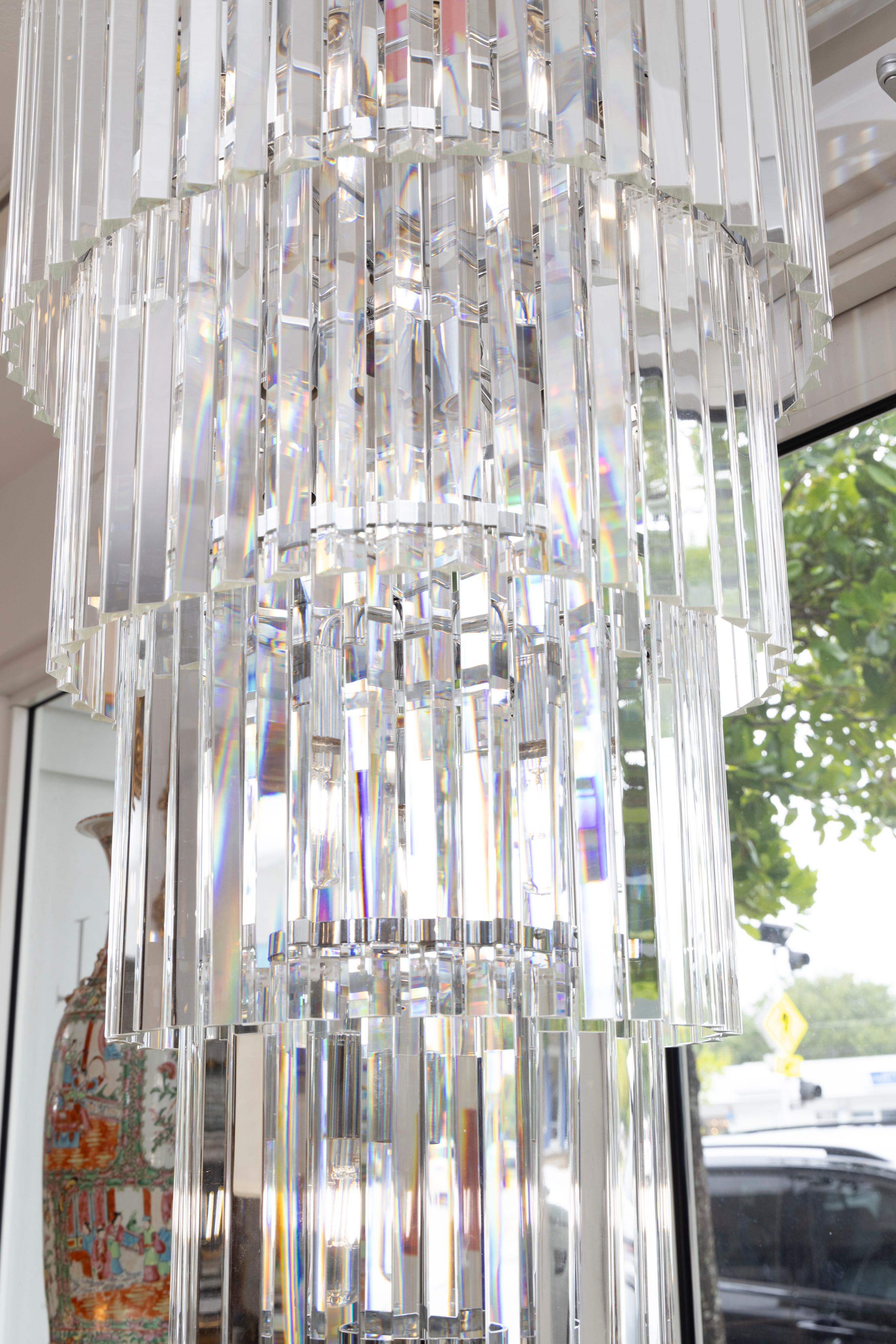 Autre Chandelier à six branches en cristal à cascade circulaire en vente
