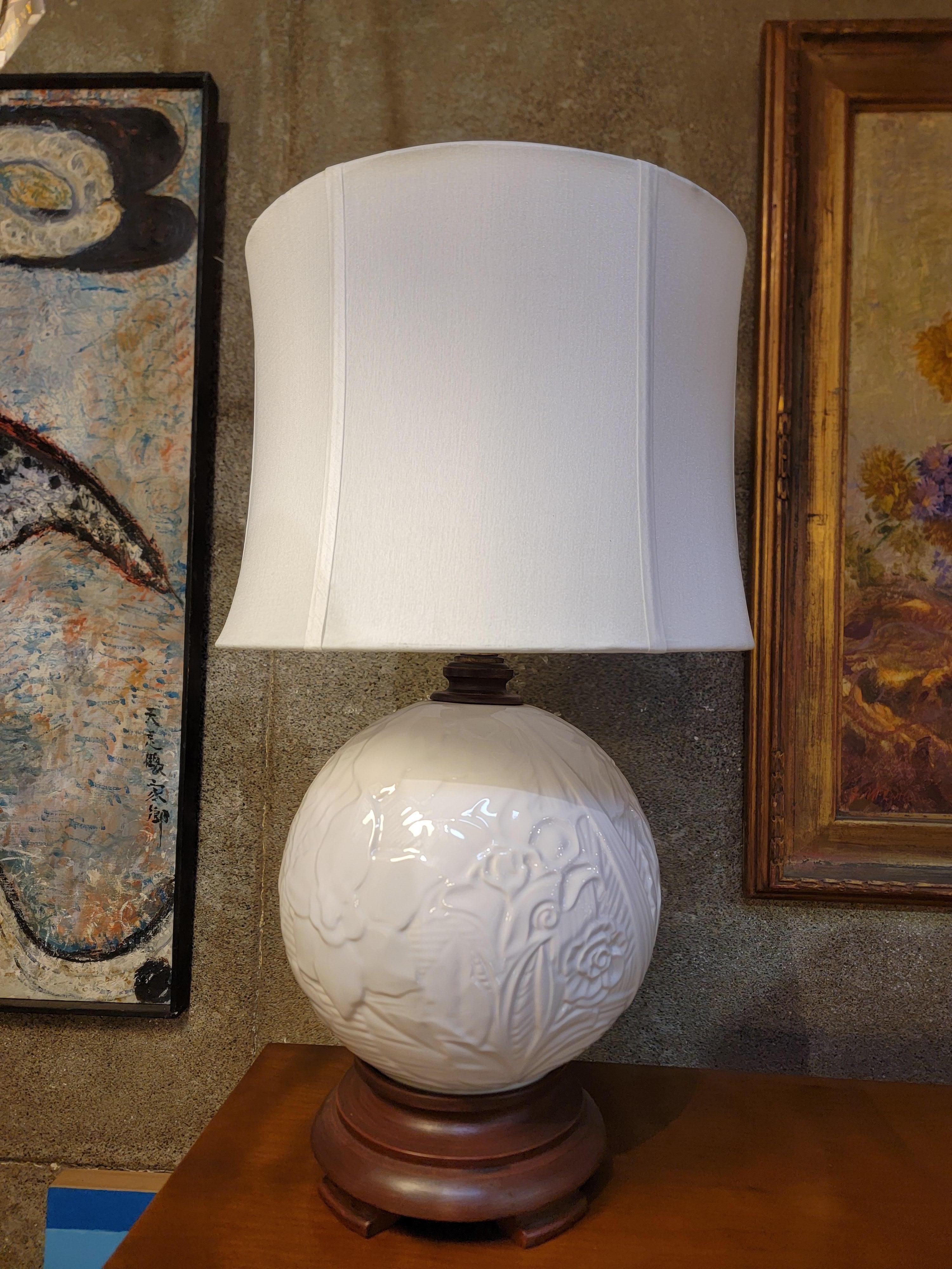Mid-Century moderno Lampada da tavolo circolare in ceramica bianca di Haeger Pottery in vendita