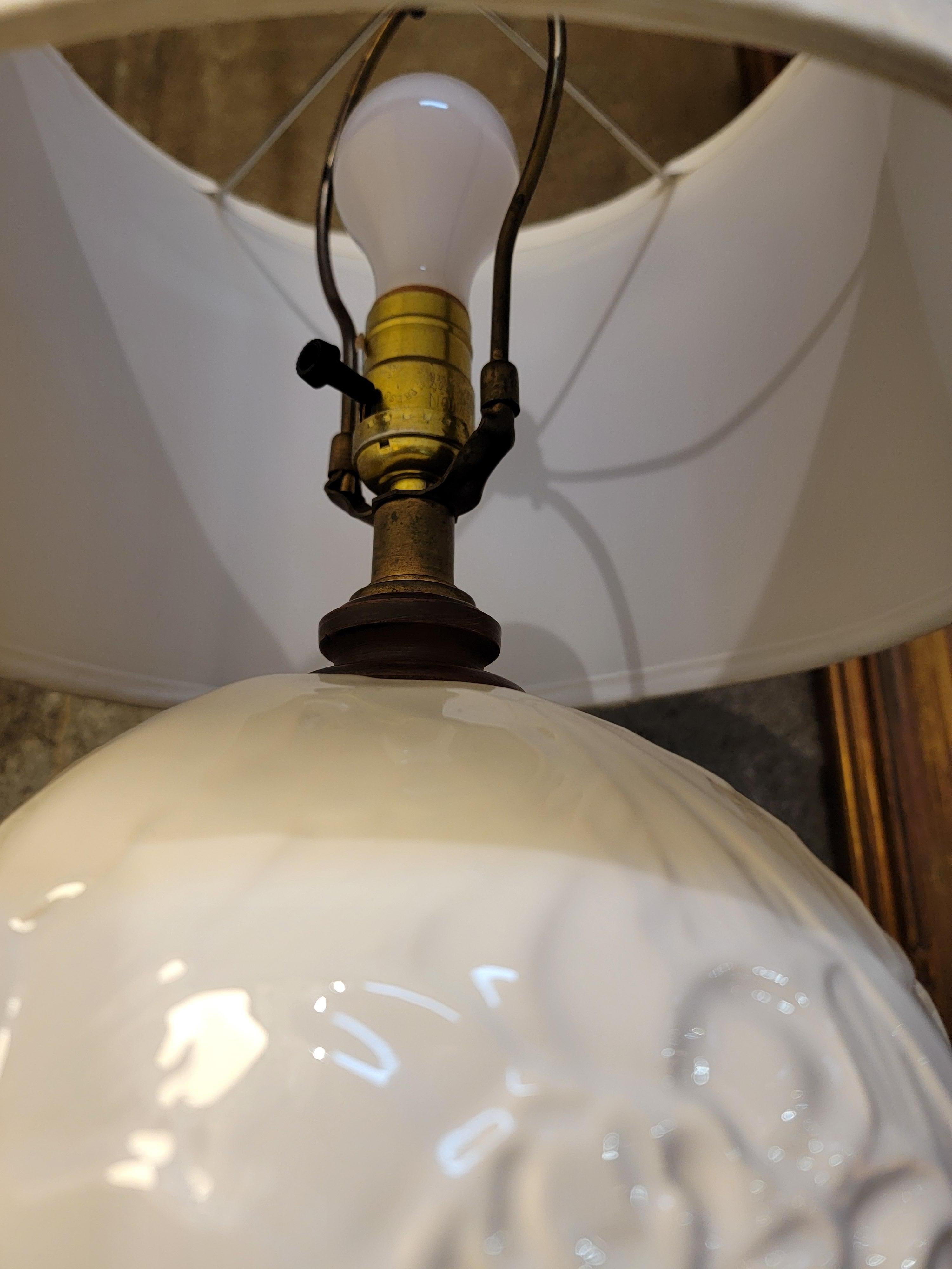Lampada da tavolo circolare in ceramica bianca di Haeger Pottery In condizioni buone in vendita a Fulton, CA