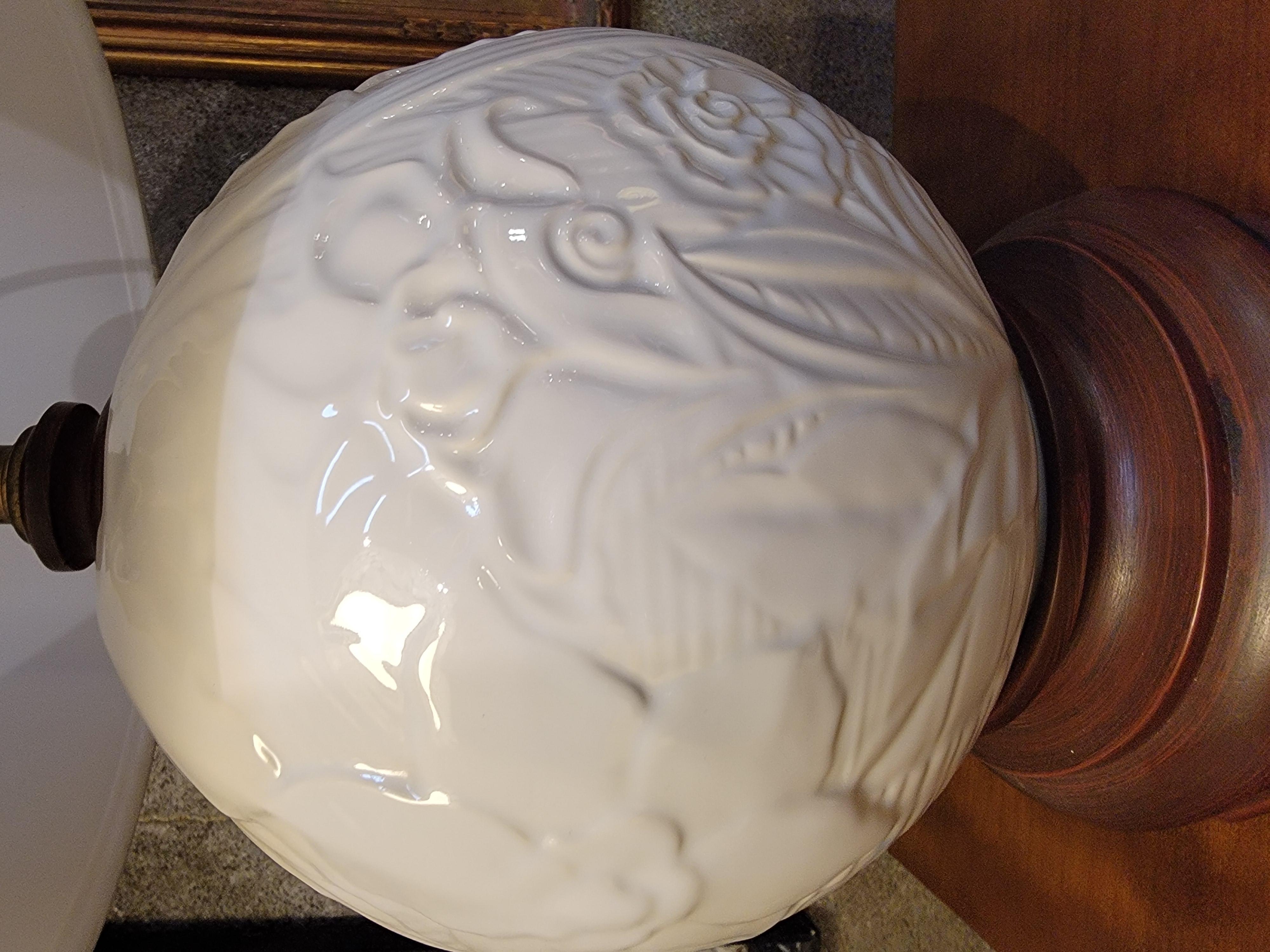 XX secolo Lampada da tavolo circolare in ceramica bianca di Haeger Pottery in vendita