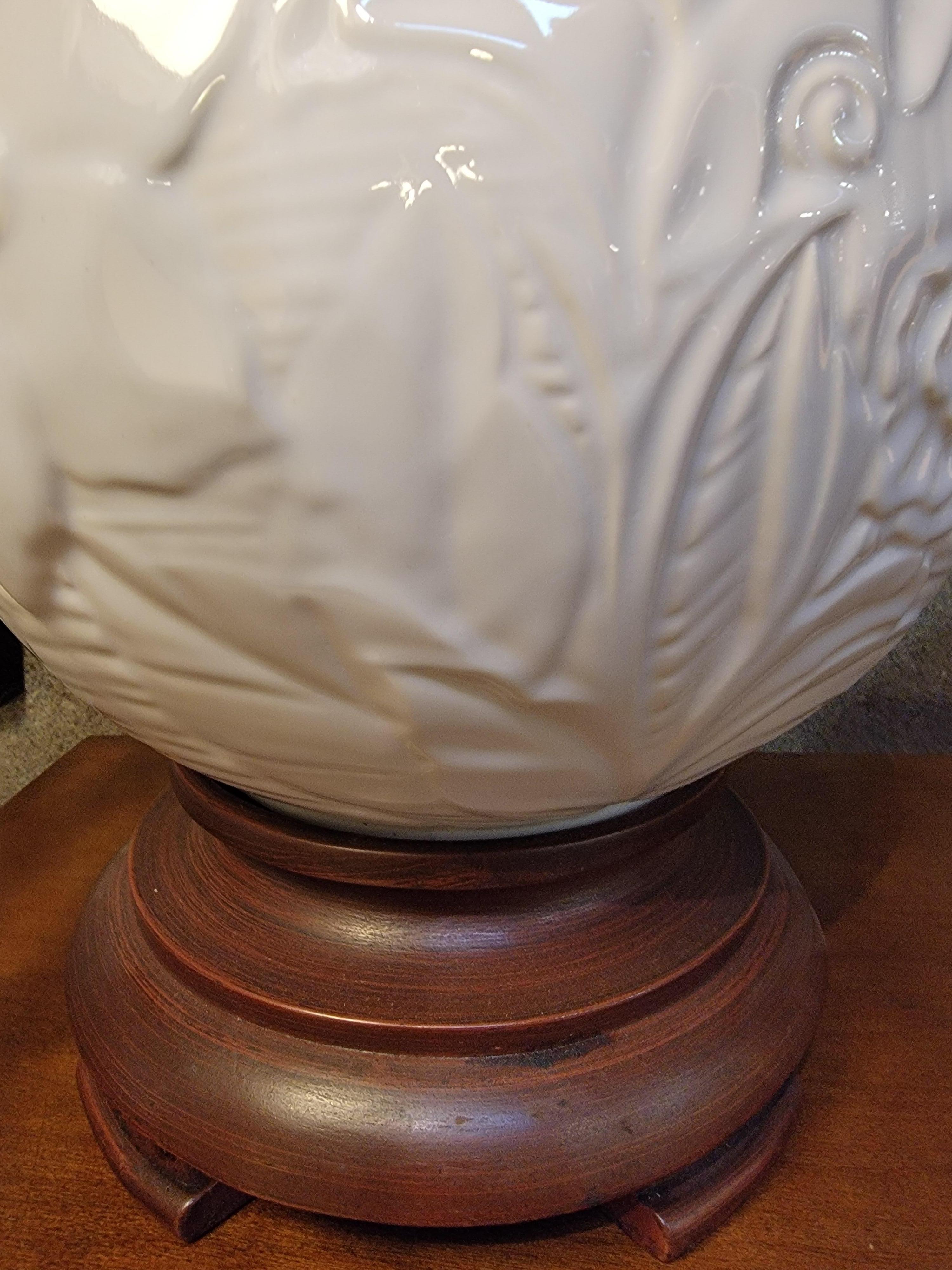Ceramica Lampada da tavolo circolare in ceramica bianca di Haeger Pottery in vendita
