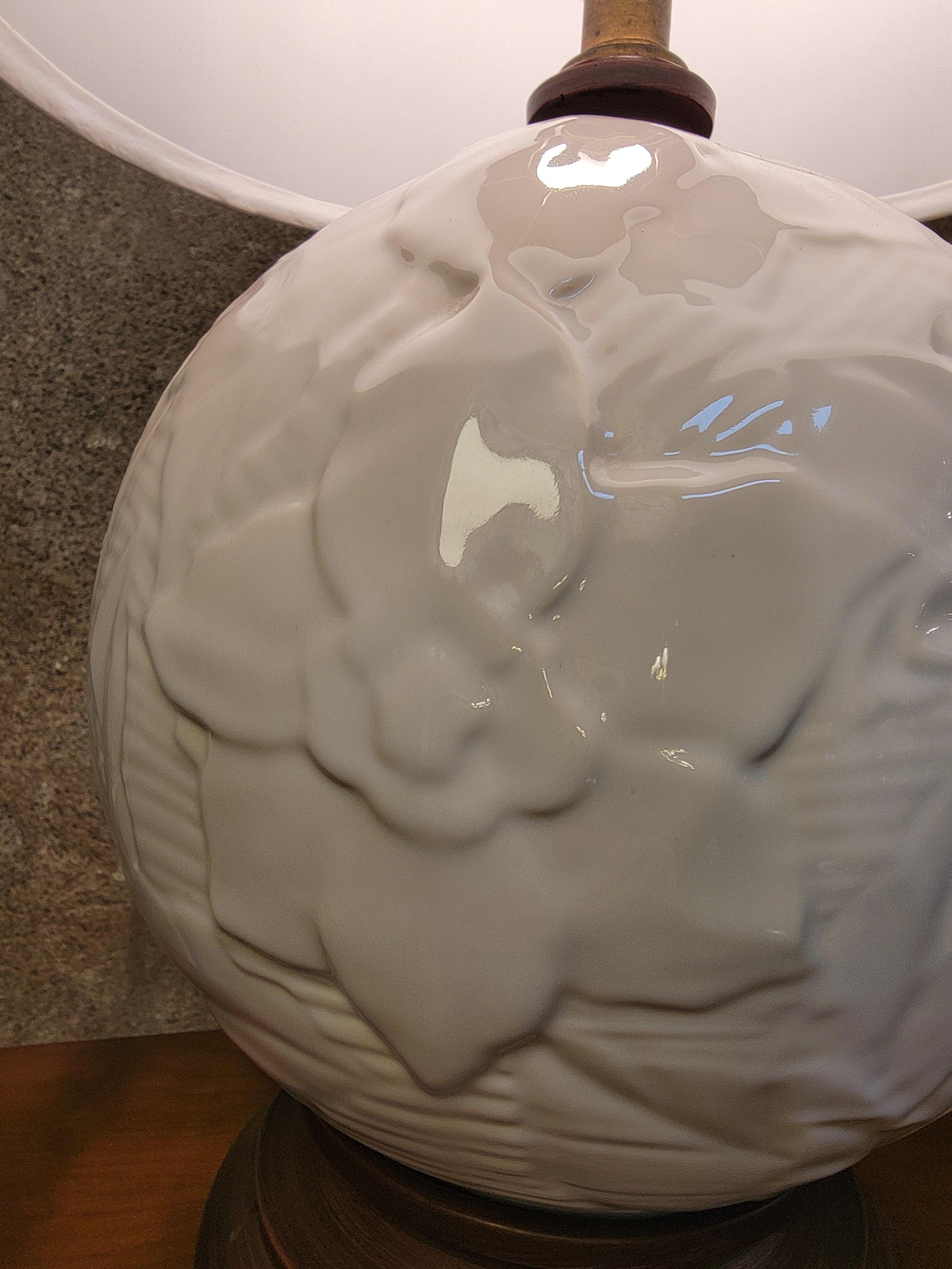 Lampada da tavolo circolare in ceramica bianca di Haeger Pottery in vendita 1