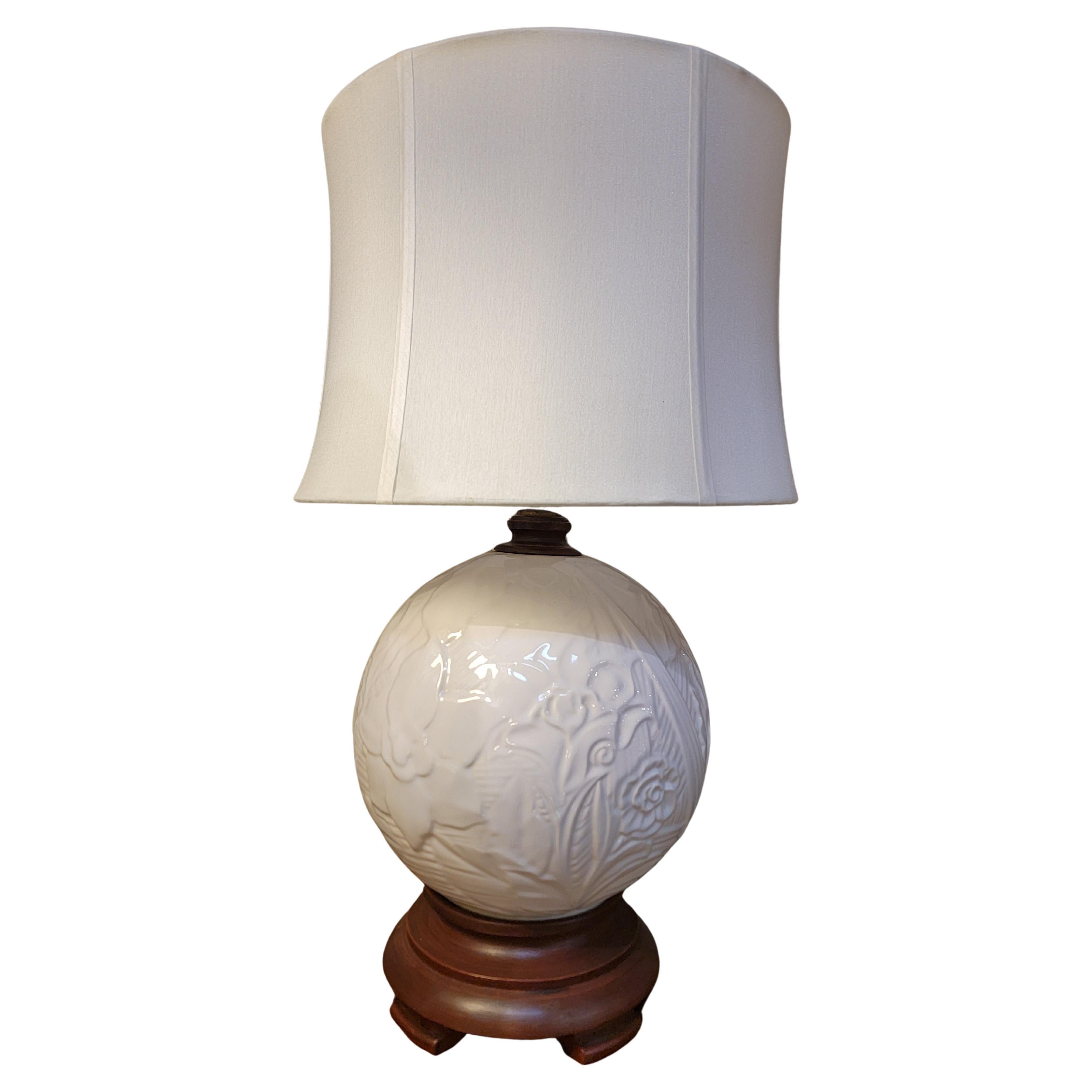Lampada da tavolo circolare in ceramica bianca di Haeger Pottery in vendita
