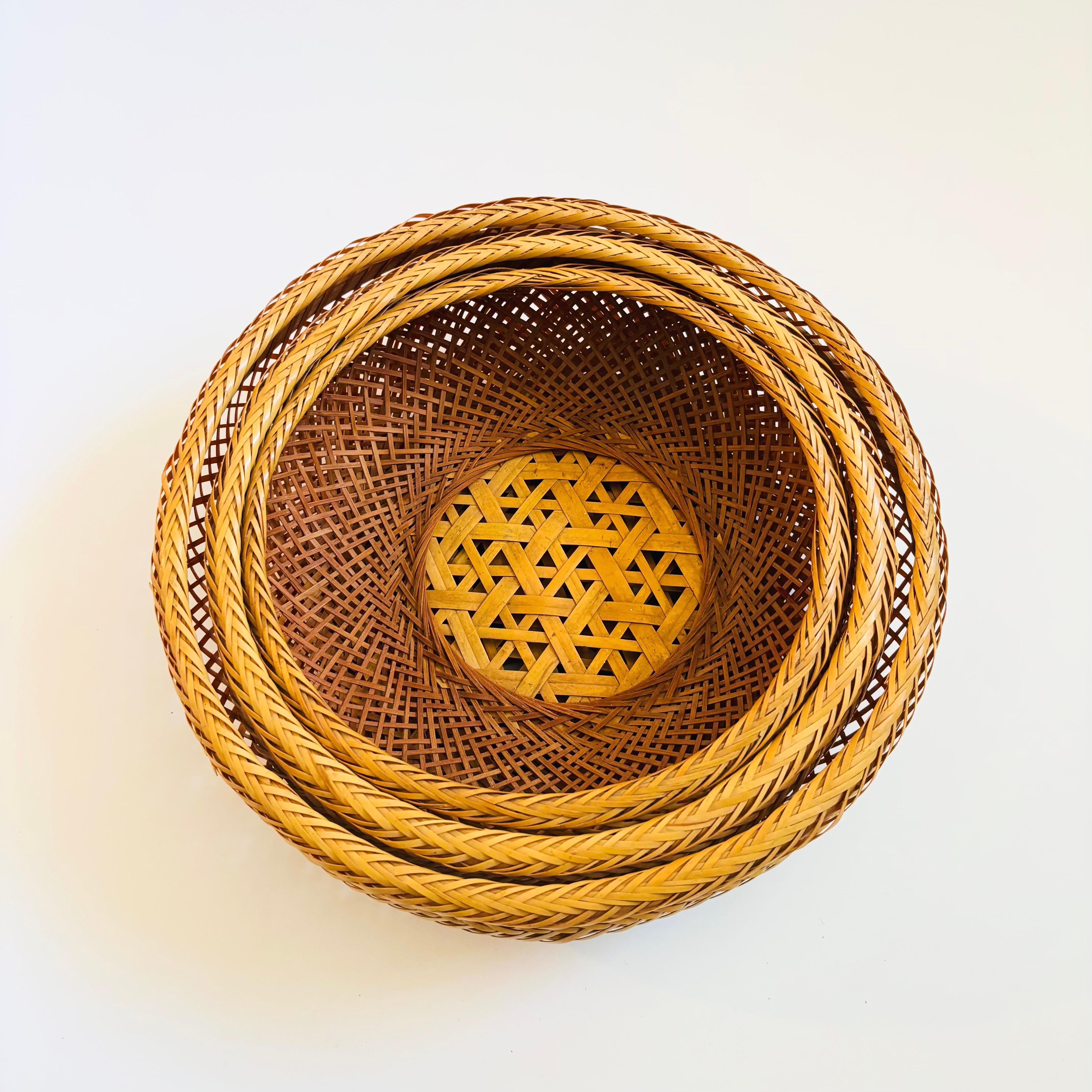 Ensemble de 3 paniers circulaires en osier. Fabriqué au Japon.
Mesures :
10.75 