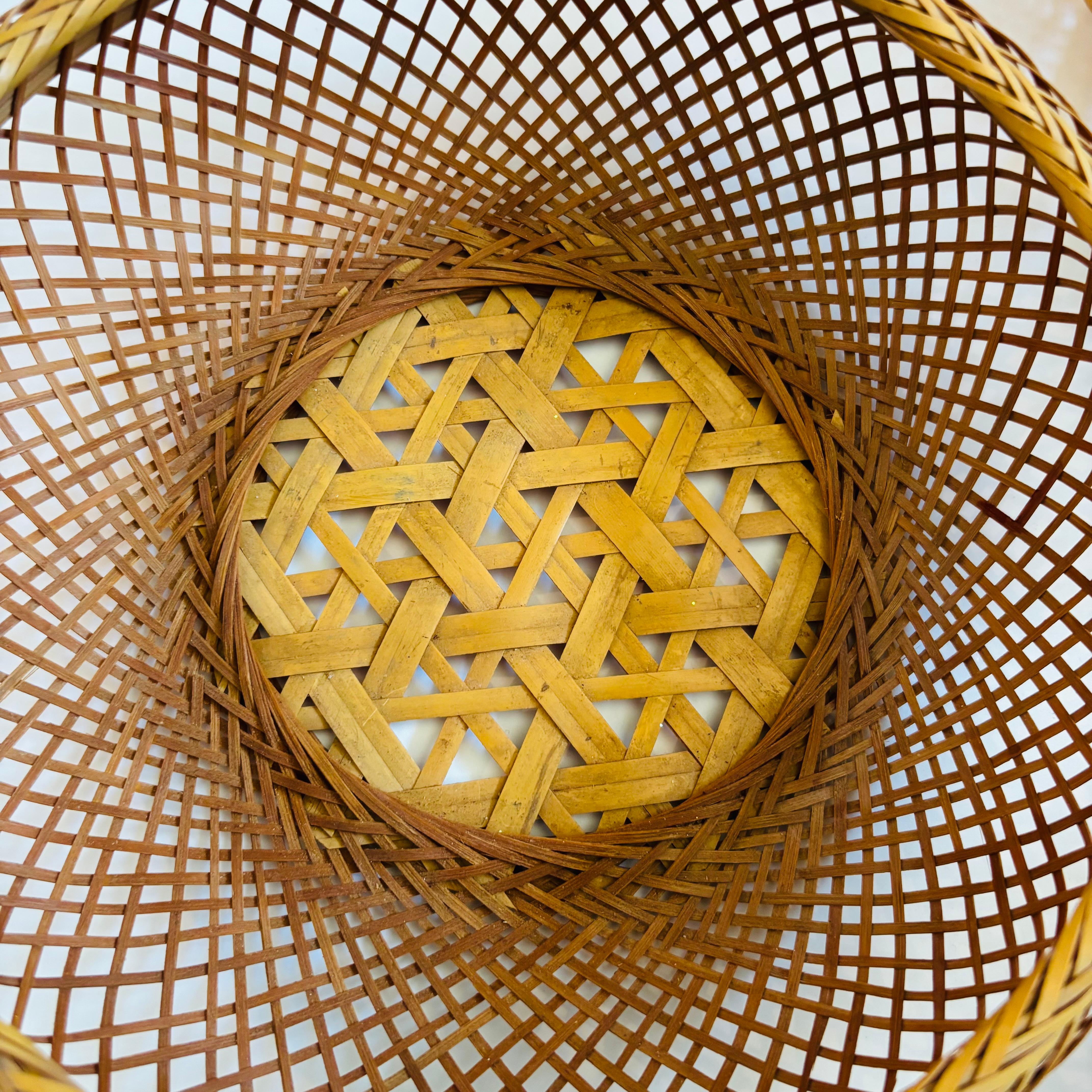 20ième siècle Plateaux gigognes circulaires en osier - Lot de 3 - Fabriqué au Japon