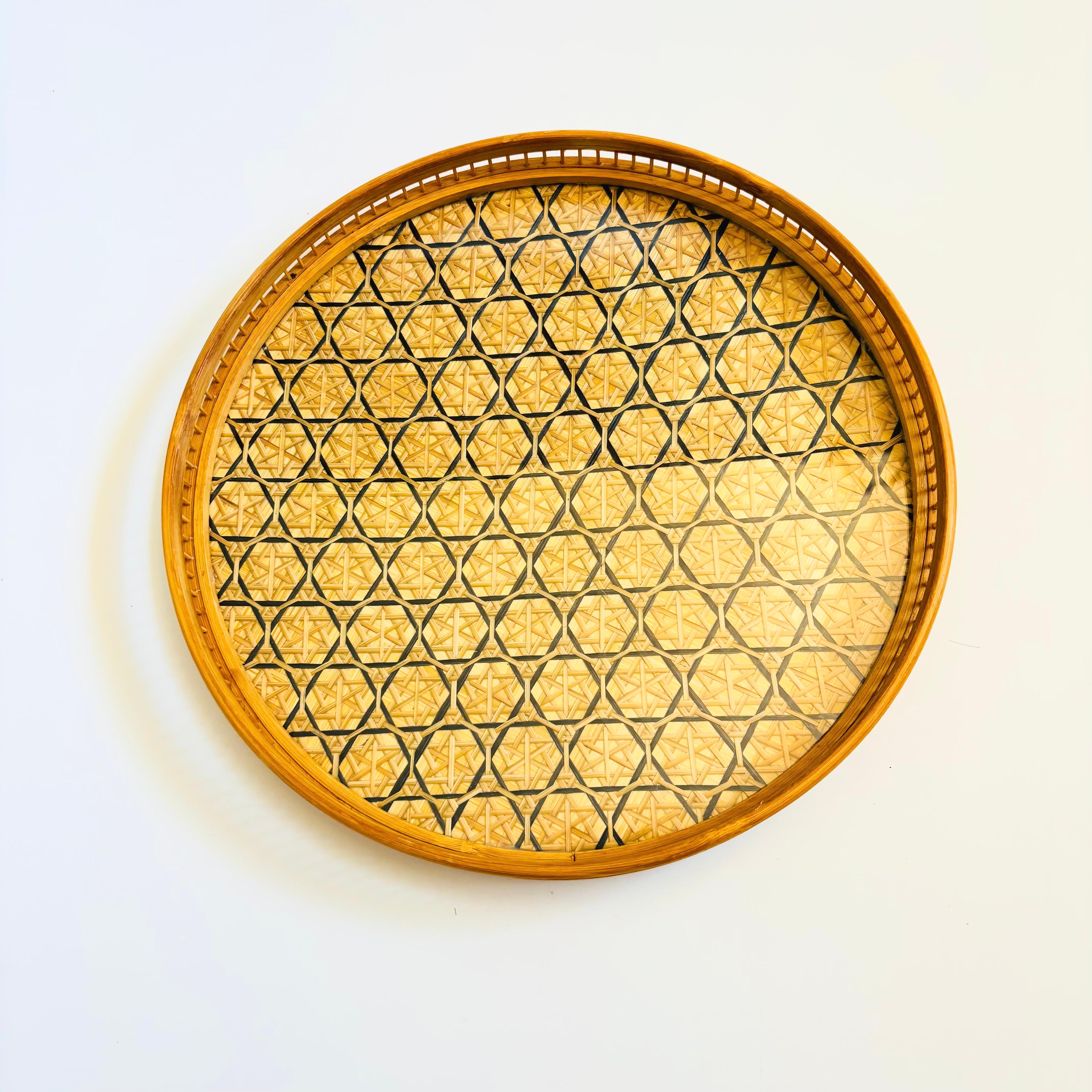 Ein großes, rundes Vintage-Tablett aus Weide. Wunderschönes gewebtes Design im Inneren, der Boden ist zum Schutz vor Wasser mit Acryl ausgekleidet.

