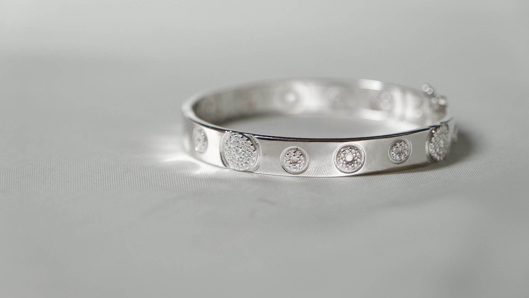 Round Cut Círculo de Beleza Diamond Bracelet, 18k White Gold 2.16ct For Sale