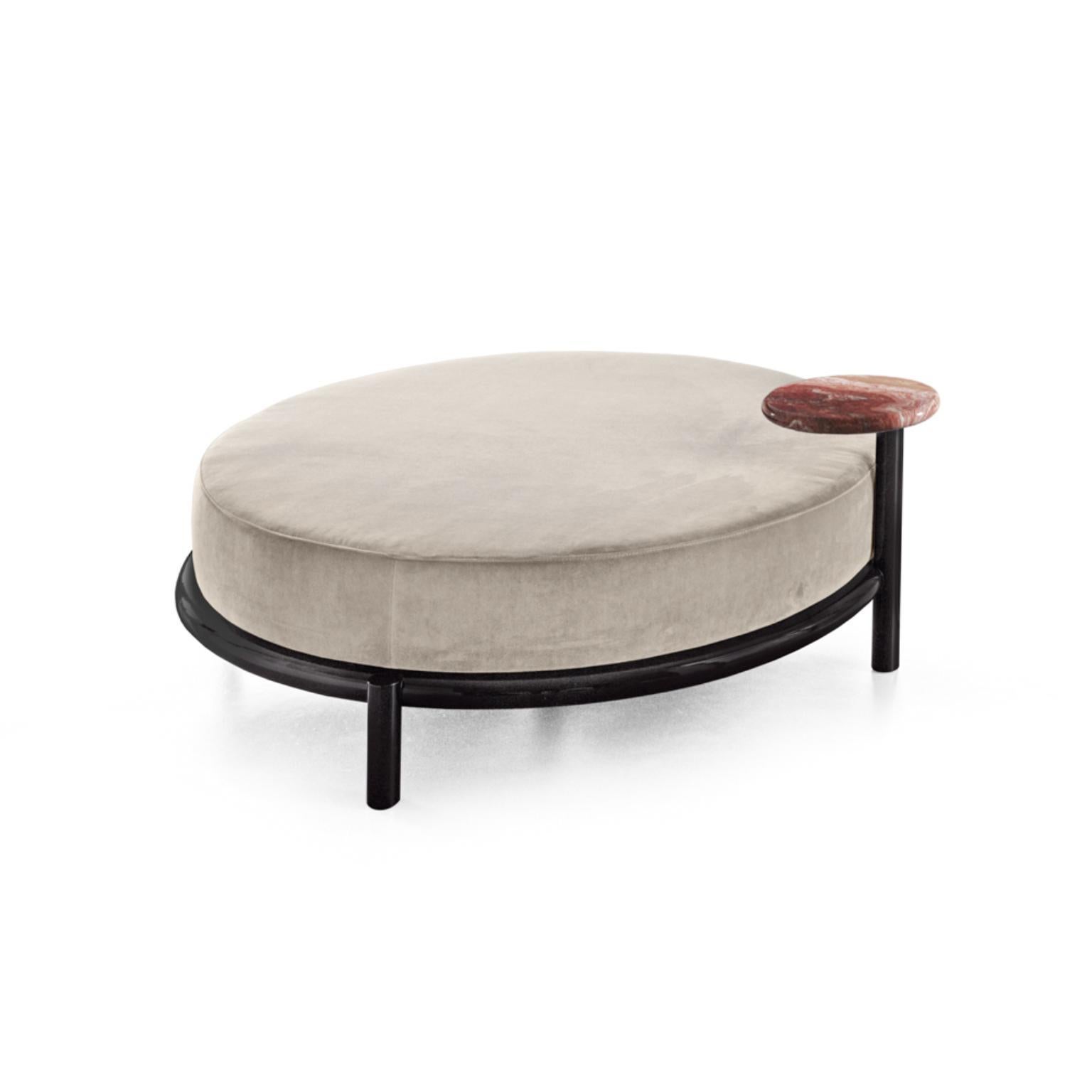 Pouf Circus 5020 di Redeco
Dimensioni: L. 130 x P. 130 x H. 45 cm
Materiali: Seduta in legno compensato imbottita con schiuma poliuretanica a densità differenziata. Pre-upholstery in polyester wadding, upholstery in fabric or leather covering. Base