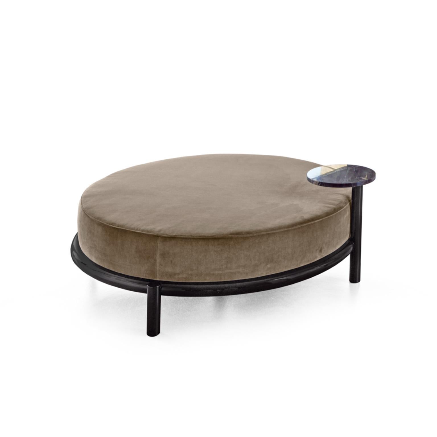 Pouf Circus 5021 de Redeco
Dimensions : L 130 x D 130 x H 45 cm
Matériaux : Assise en contreplaqué paddée de mousse de polyuréthane de différentes densités. Pré-rembourrage en ouate de polyester, rembourrage en tissu ou revêtement en cuir. Base en
