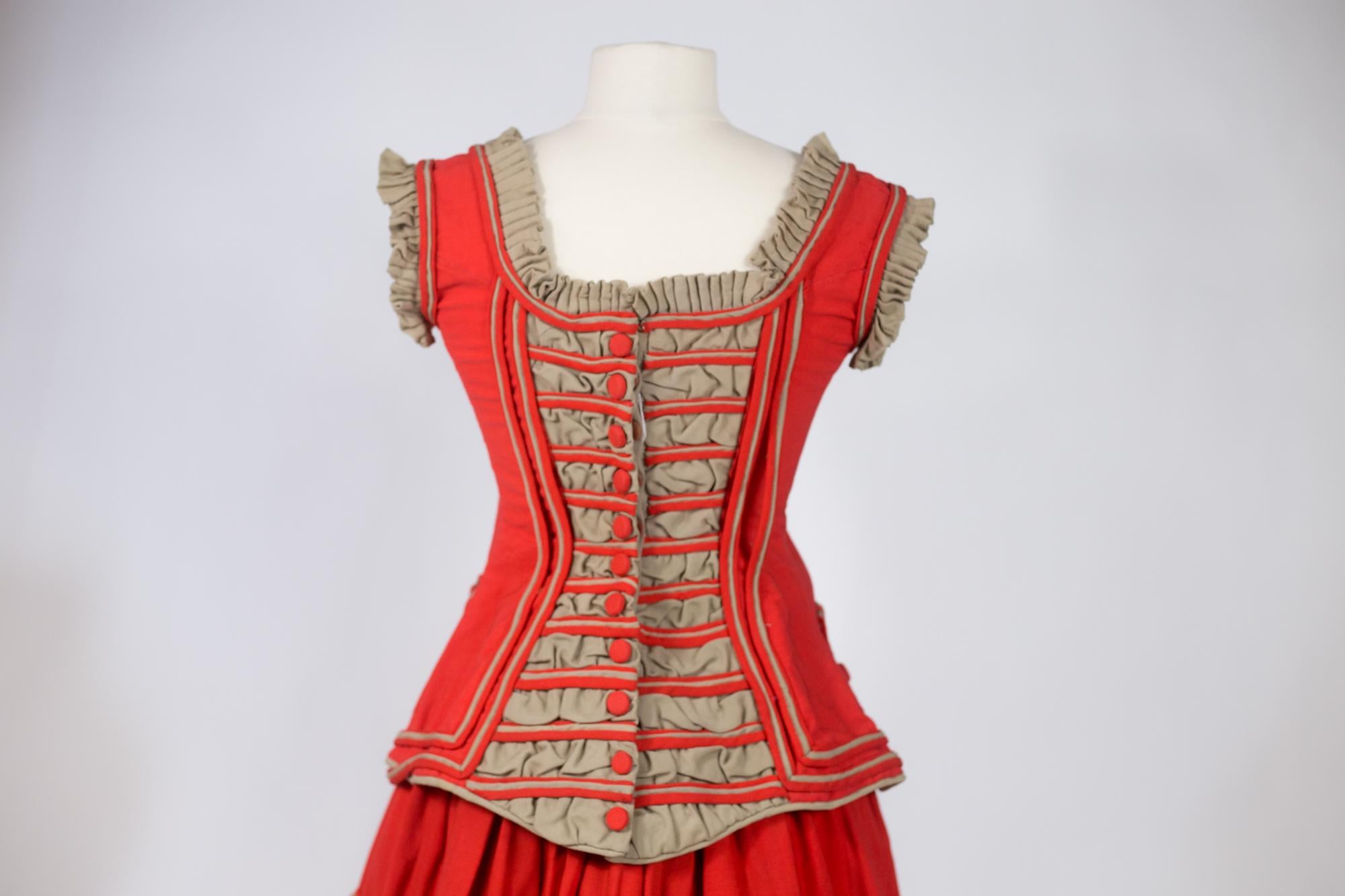 An Historical Circus, Fancy or Memorial Dress in Scarlet Challis USA Circa 1890 In Good Condition For Sale In Toulon, FR