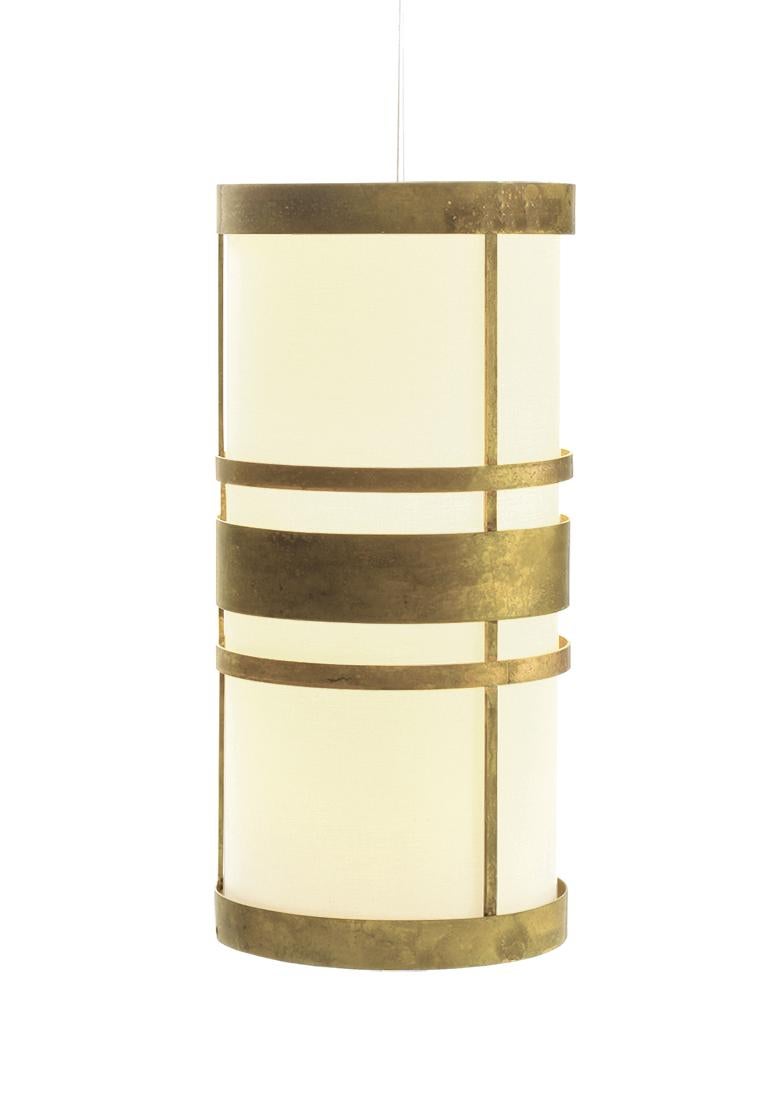 Perfezione rotonda ispirata alle forme dell'Art Déco, la lampada da circo sarà un'aggiunta meravigliosa a qualsiasi spazio. In diversi colori di metallo laccato e paralume in 100% cotone. Realizzato su ordinazione. 

Le lampade Utu fanno parte del