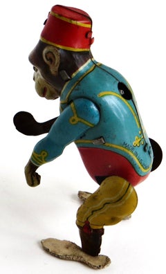 Jouet en fer-blanc à remontoir "Circus Monkey With Ball" par Kohler, Allemagne Circa 1947