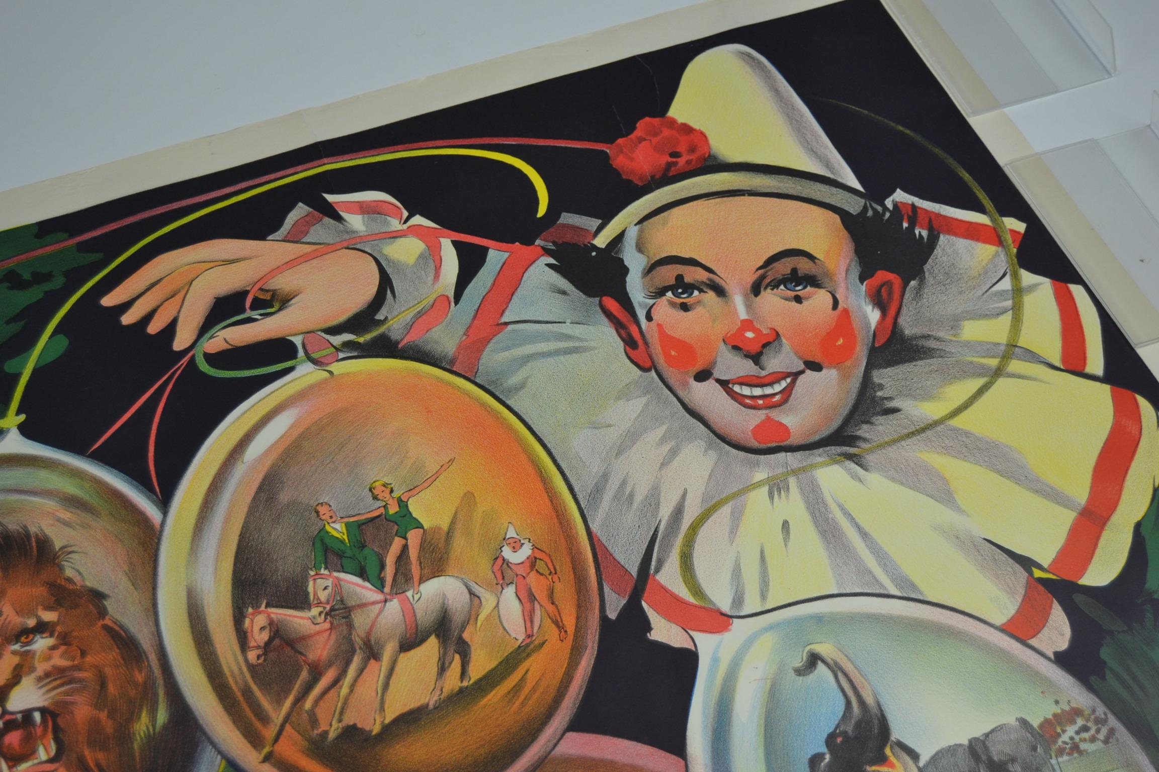 Great looking Colorful Art Deco Lithographic Circus Poster - Circus Affiche 
printed by Willsons Show Printers Leicester ( England - UK ). 
Beautiful design and use of colors. 

This lithographic circus poster presents a large smiling Clown or