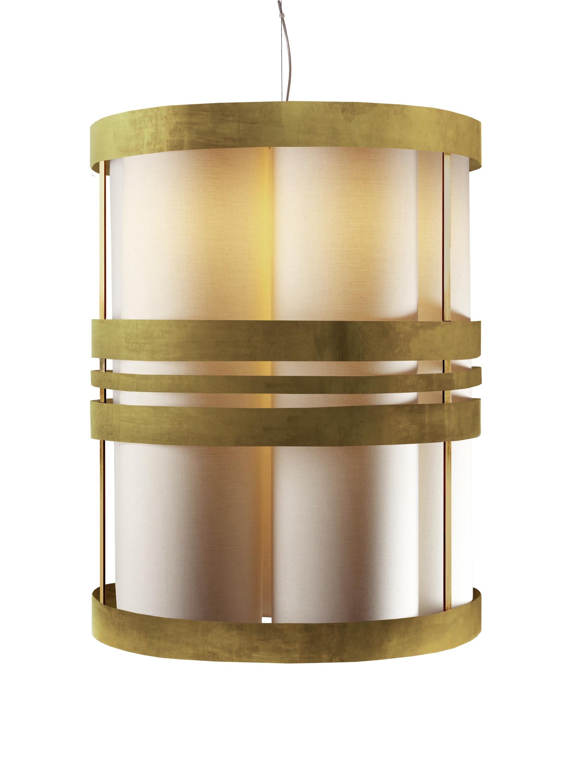 Con un design chiaro e rotondo, la lampada a sospensione Circus conferisce uno stile unico e seducente a qualsiasi ambiente. Una forma poetica e organica che esprime una sensazione di leggerezza e movimento, realizzata in ottone lucido e paralumi in