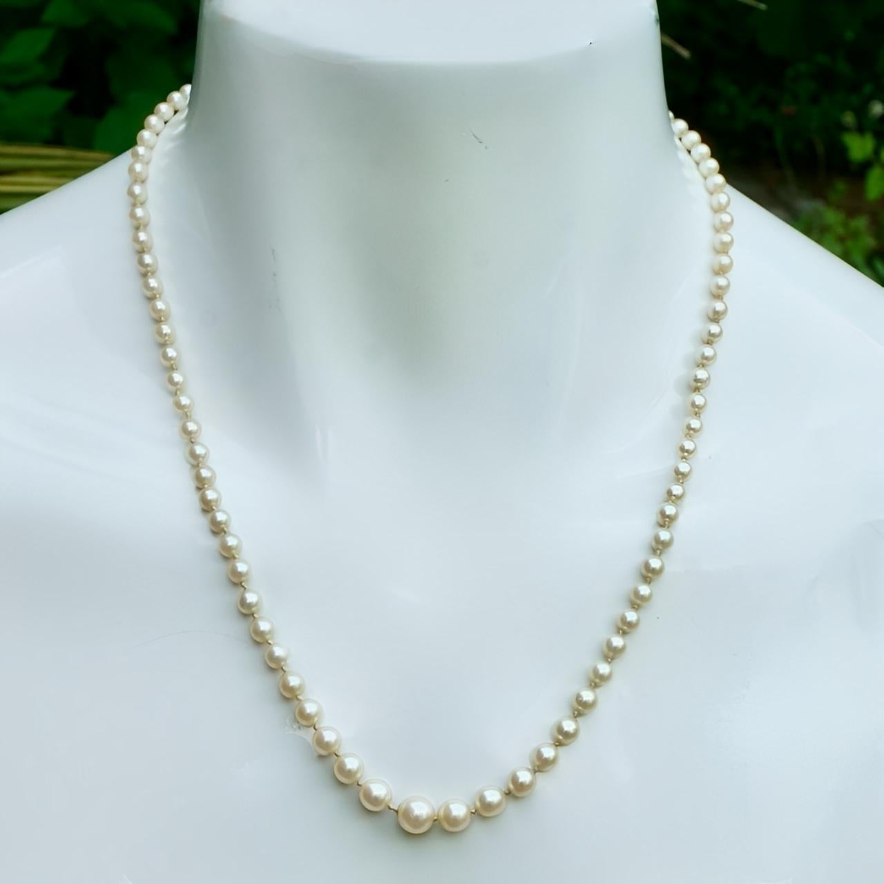 Ciro è una bellissima collana di perle coltivate graduate color crema, con chiusura in argento e strass. La collana è annodata tra ogni perla. C'è una catena di sicurezza. Sulla chiusura c'è il timbro SCP England. SCP è l'acronimo di Sterling Ciro