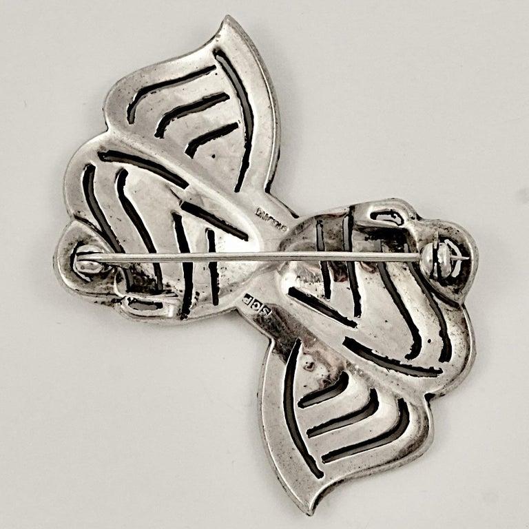 Ciro beautiful sterling silver and rhinestones bow brooch. The brooch is stamped SCP England. SCP stands for Sterling Ciro Pearls. Measuring length 4.3 cm / 1.69 inches by width 3 cm / 1.18 inches. It is in the original faux shagreen and velvet