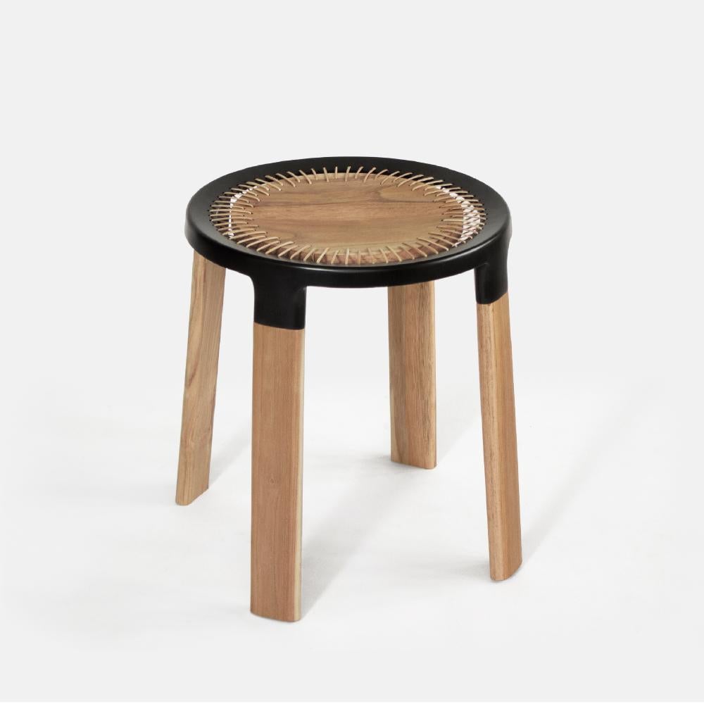Taburete Ciro by Murubi
Dimensiones: An 50 x Pr 50 x Al 45,5 cm. 
Materiales: Madera de teca natural, aluminio fundido, recubrimiento de polvo negro, caña natural.  

Murubi es una marca de diseño contemporáneo con sede en la India, especializada en