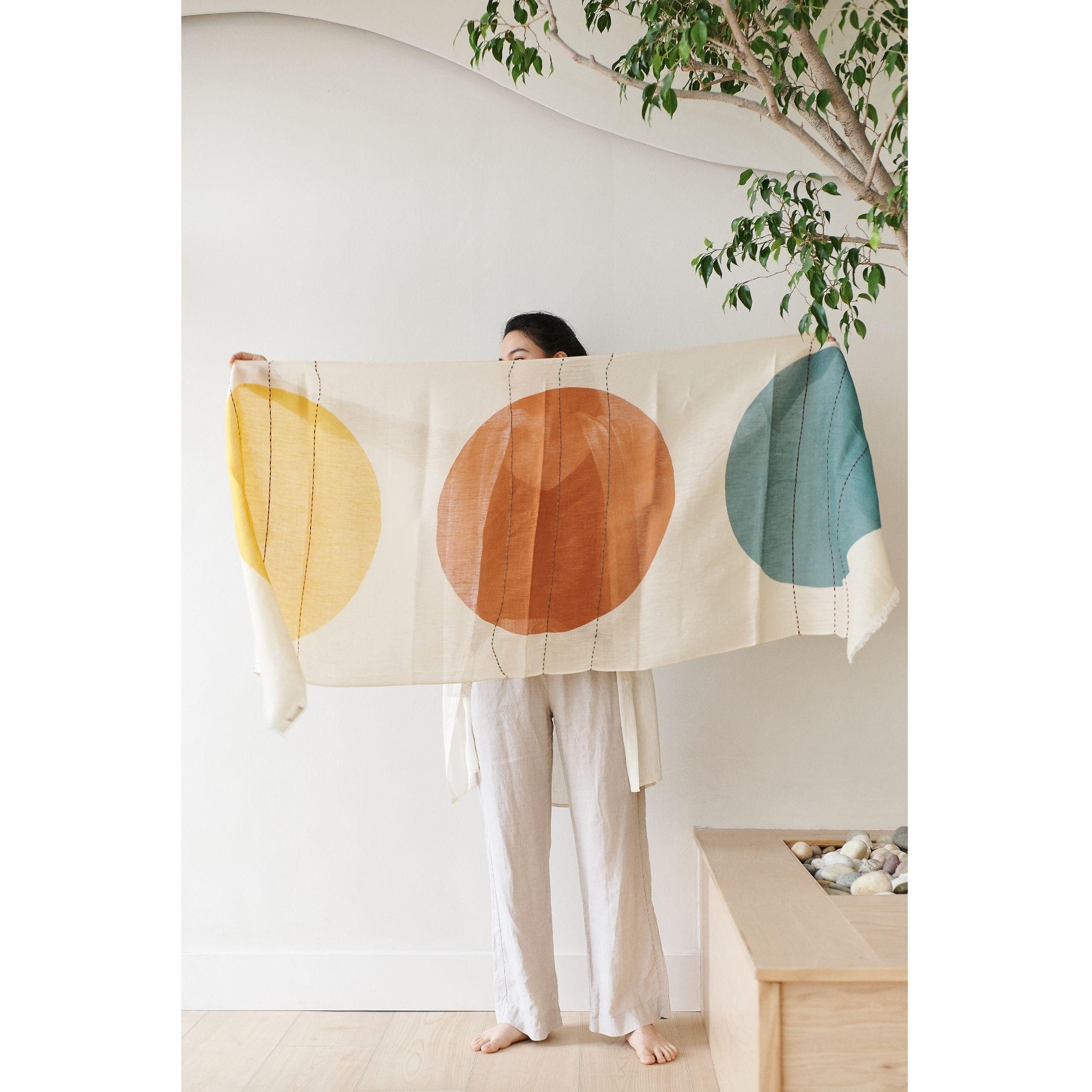 De las mujeres Cirq Moon Off White Bufanda de Seda de Lino Bordada a Mano en Multicolor en venta