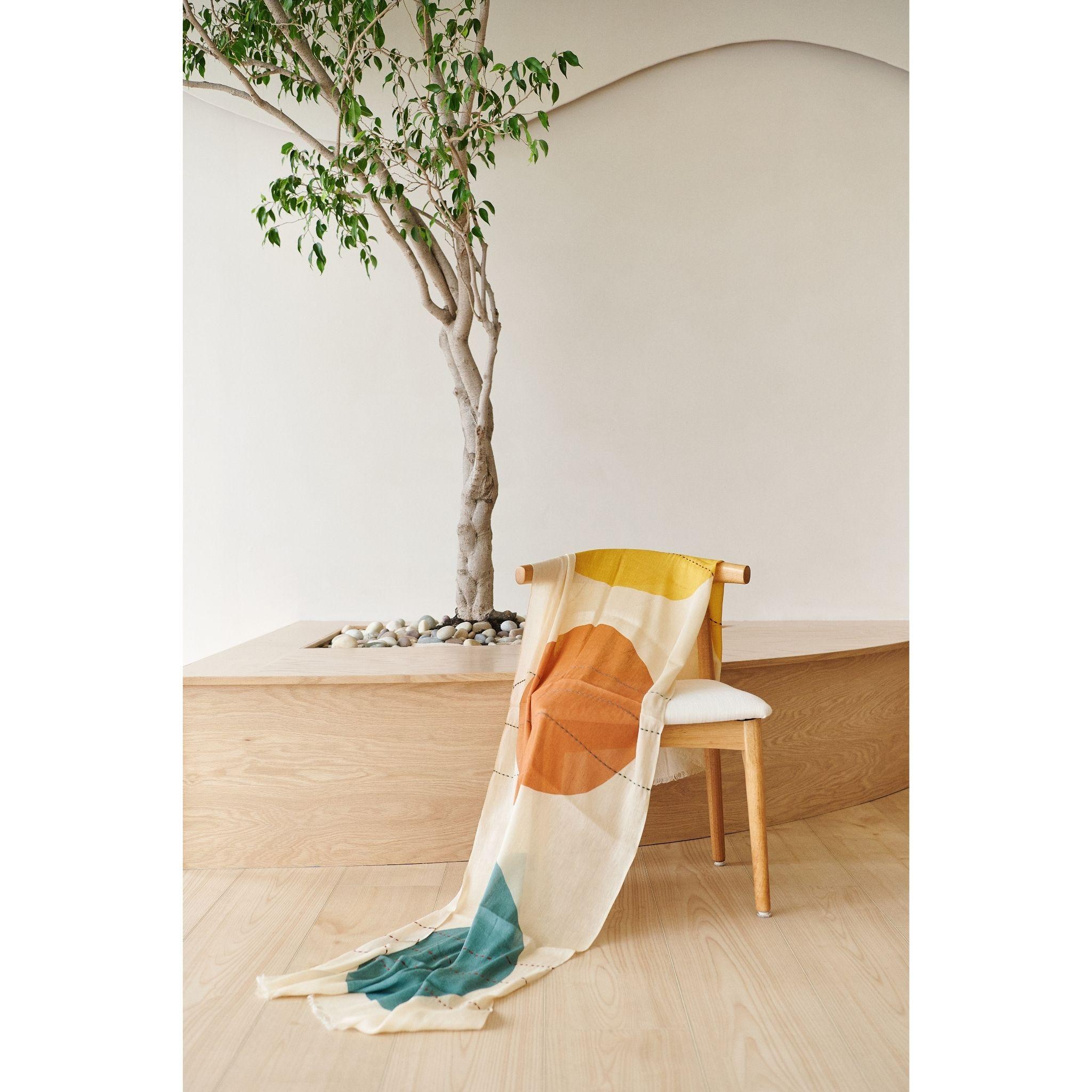 Cirq Moon Off White Bufanda de Seda de Lino Bordada a Mano en Multicolor en venta 1