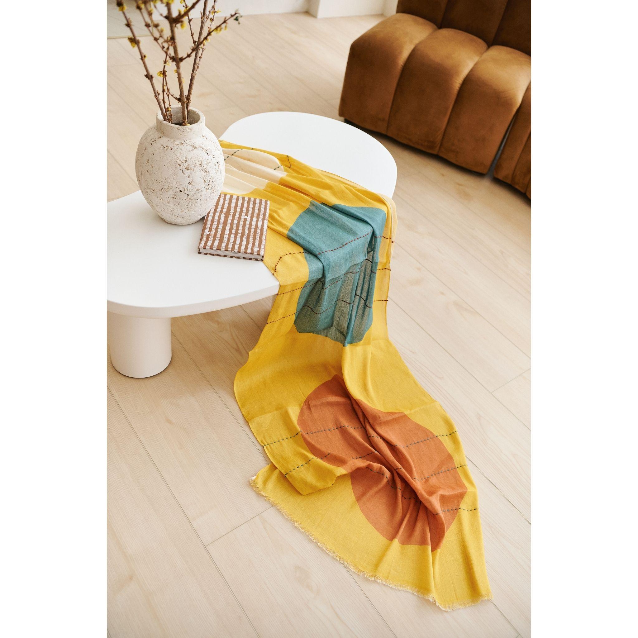 Cirq Sun Yellow  Foulard en soie de lin brodé à la main et tissé à la main, multicolore en vente 5