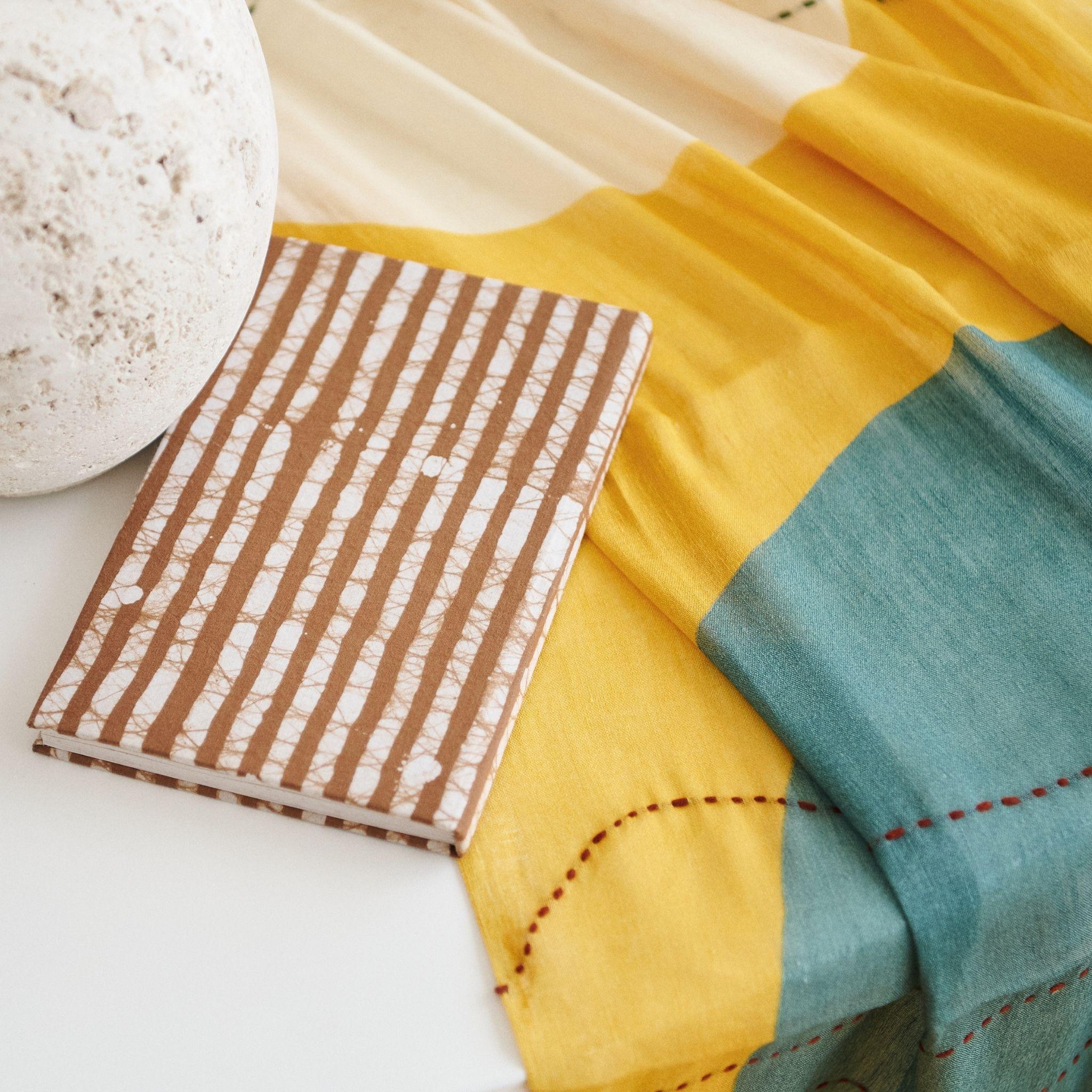 Cirq Sun Yellow  Foulard en soie de lin brodé à la main et tissé à la main, multicolore en vente 6