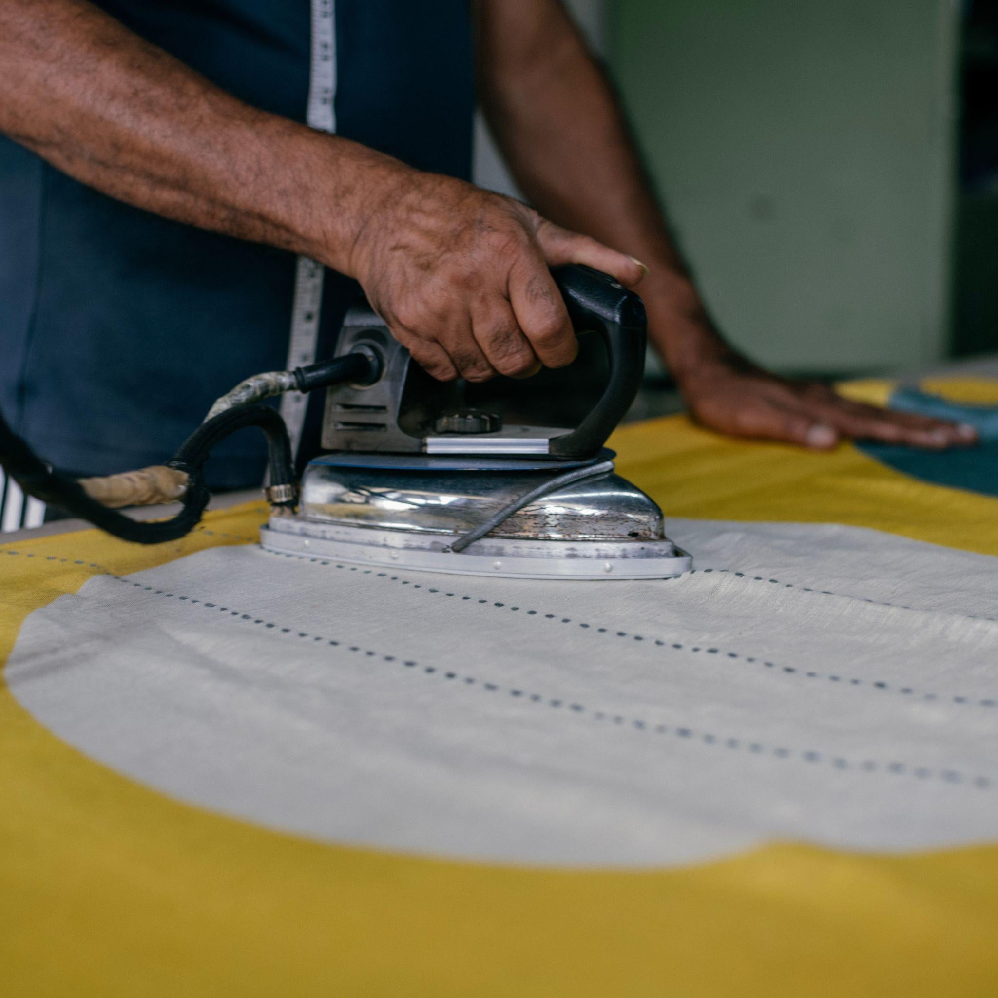 Cirq Sol Amarillo  Bufanda de Seda de Lino Bordada a Mano Multicolor en venta 8