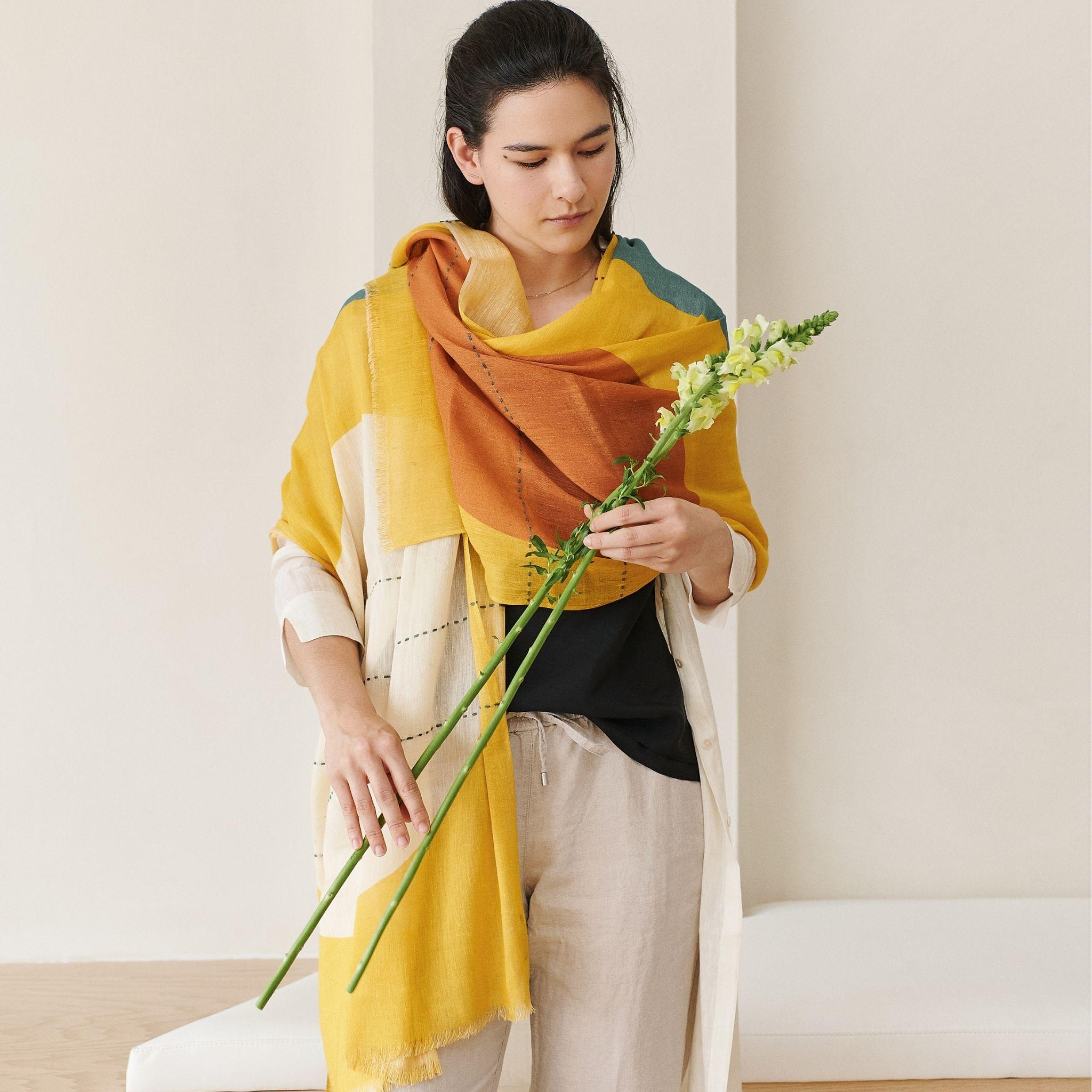 Jaune Cirq Sun Yellow  Foulard en soie de lin brodé à la main et tissé à la main, multicolore en vente