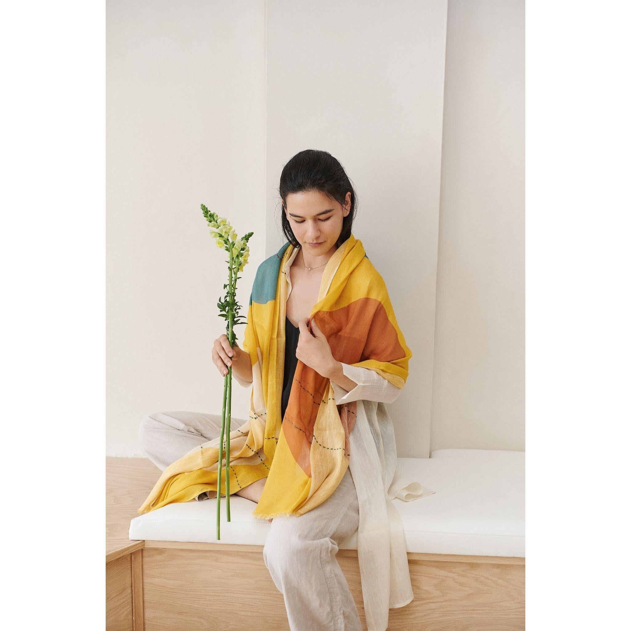 Cirq Sun Yellow  Foulard en soie de lin brodé à la main et tissé à la main, multicolore Pour femmes en vente