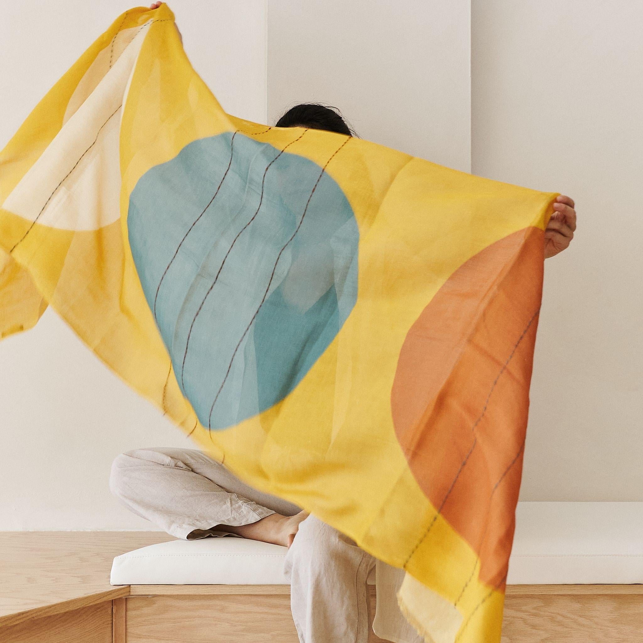 Cirq Sun Yellow  Foulard en soie de lin brodé à la main et tissé à la main, multicolore en vente 2