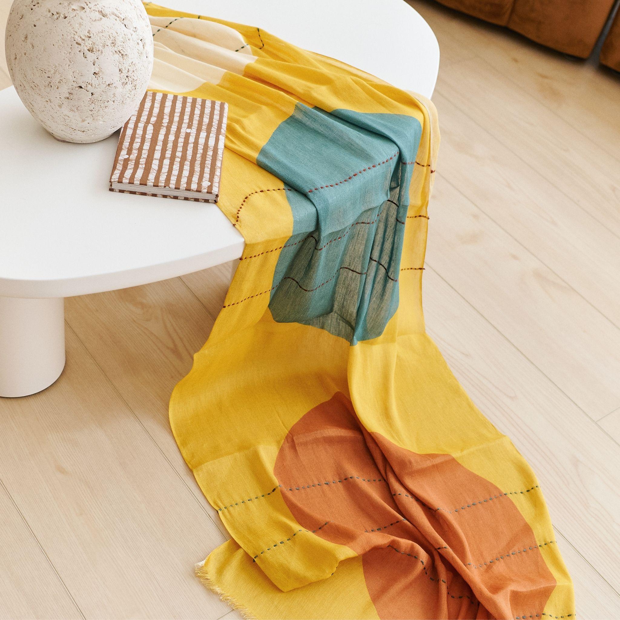 Cirq Sun Yellow  Foulard en soie de lin brodé à la main et tissé à la main, multicolore en vente 3