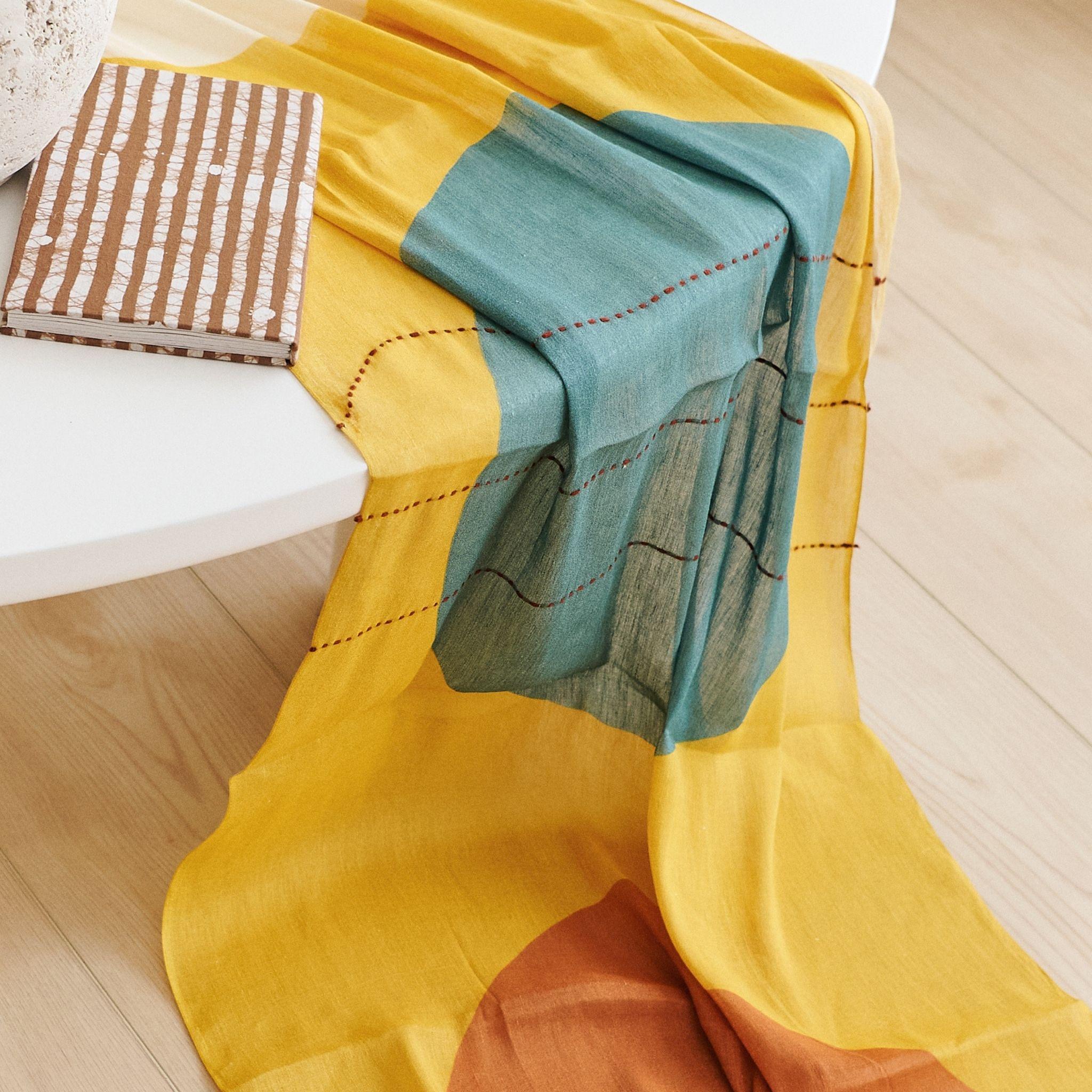 Cirq Sun Yellow  Foulard en soie de lin brodé à la main et tissé à la main, multicolore en vente 4