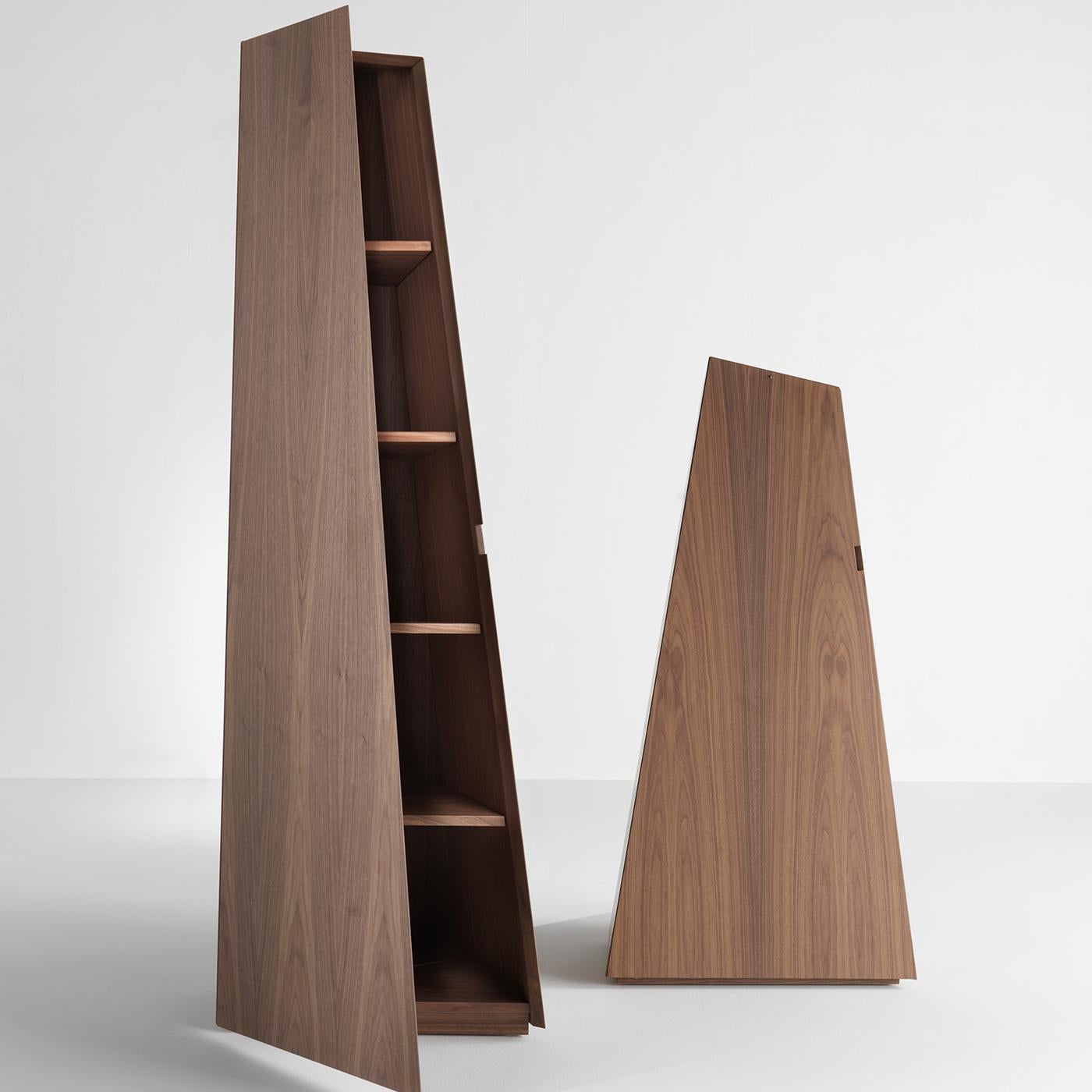 Diese Serie von drei Aufbewahrungsbehältern aus Holz in modernem Design ist ein Muss für jeden Liebhaber von modernem Design, das elegant und praktisch zugleich ist. Diese prismenförmigen Hochschränke öffnen sich dank einer Flügeltür zu praktischen