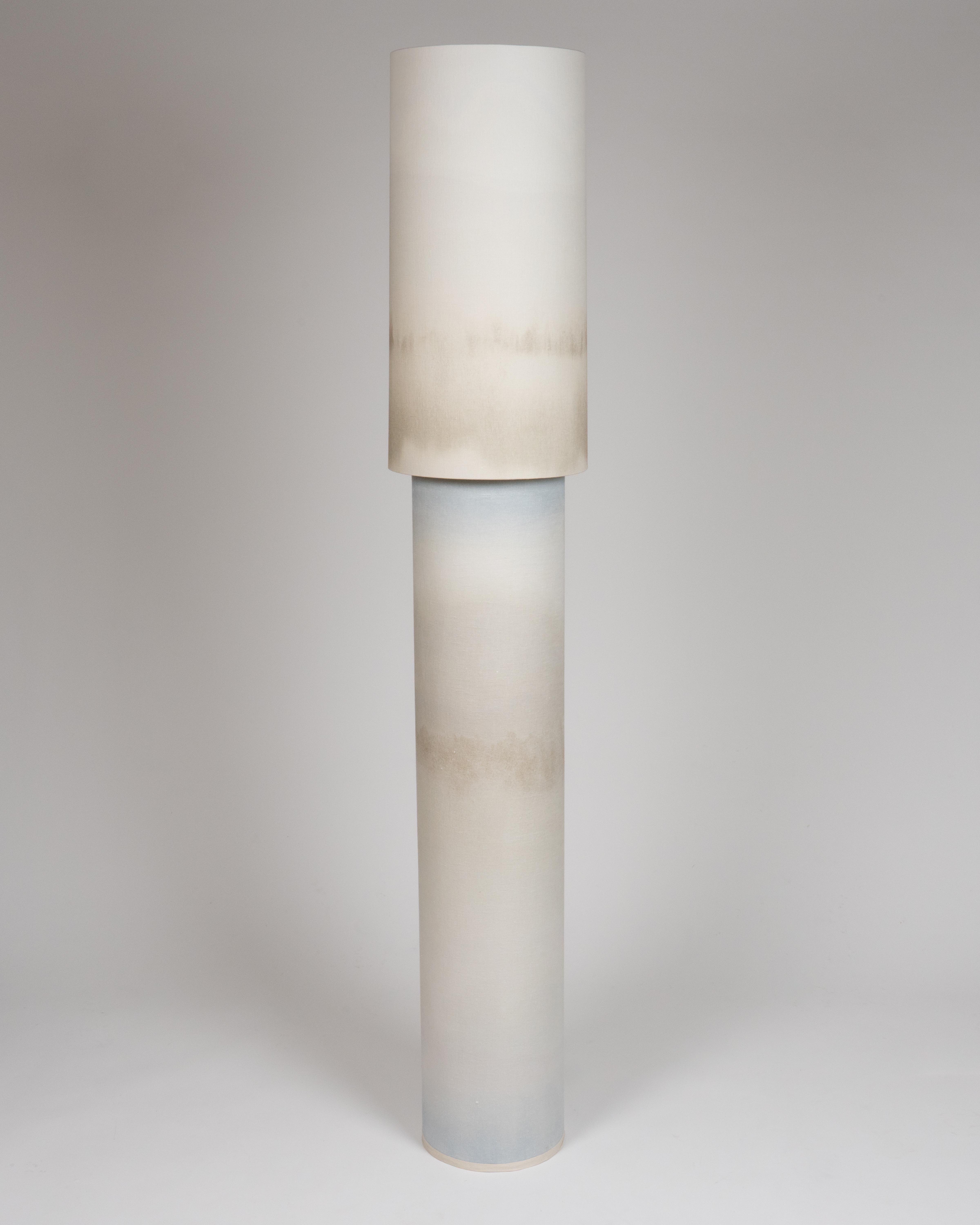 Cirrus-Stehleuchte I von Elsa Foulon
Einzigartiges Stück
Abmessungen: T 30 x B 30 x H 173 cm
MATERIALIEN: Holzschnitzerei, Stoff.

Alle unsere Lampen können je nach Land verkabelt werden. Wenn es in die USA verkauft wird, wird es z. B. für die USA