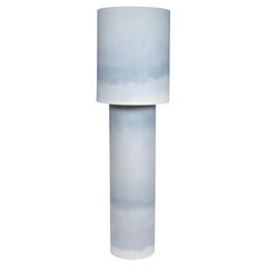 Lampe sculpturale Totem bleu pâle en céramique Gradient par Elsa Foulon