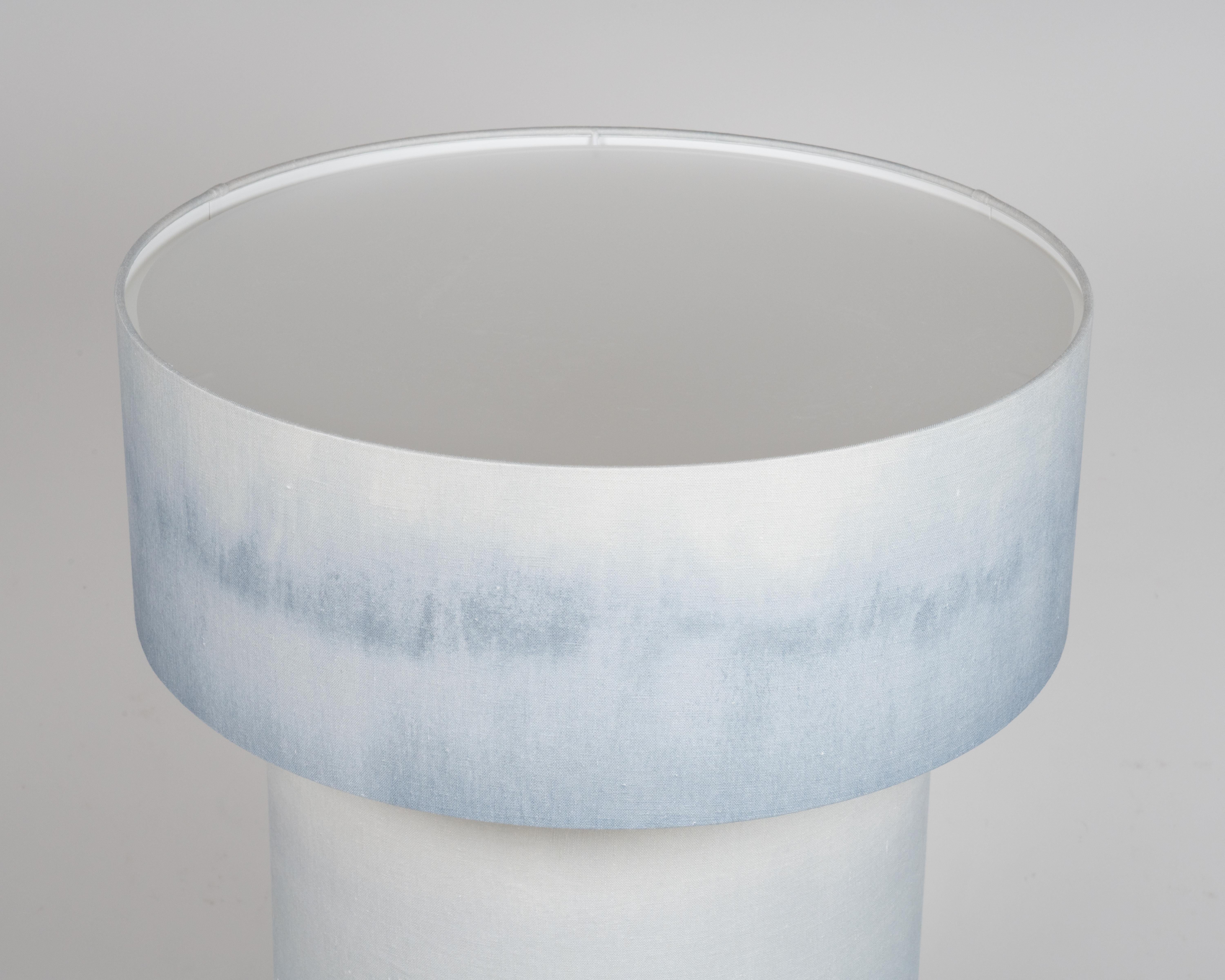 Francese Lampada scultorea contemporanea Totem in ceramica blu sfumato di Elsa Foulon in vendita