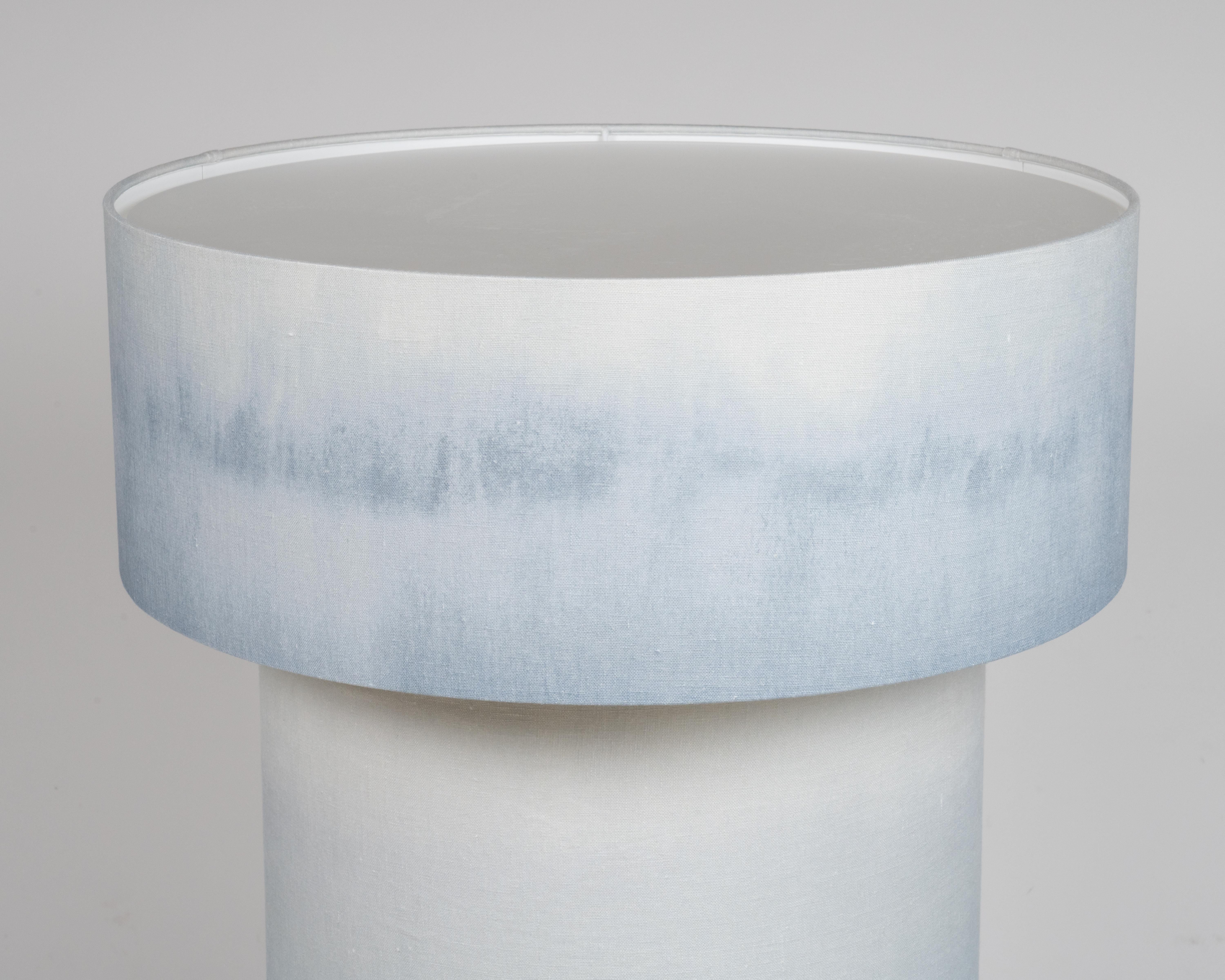 Altro Lampada scultorea contemporanea Totem in ceramica blu sfumato di Elsa Foulon in vendita