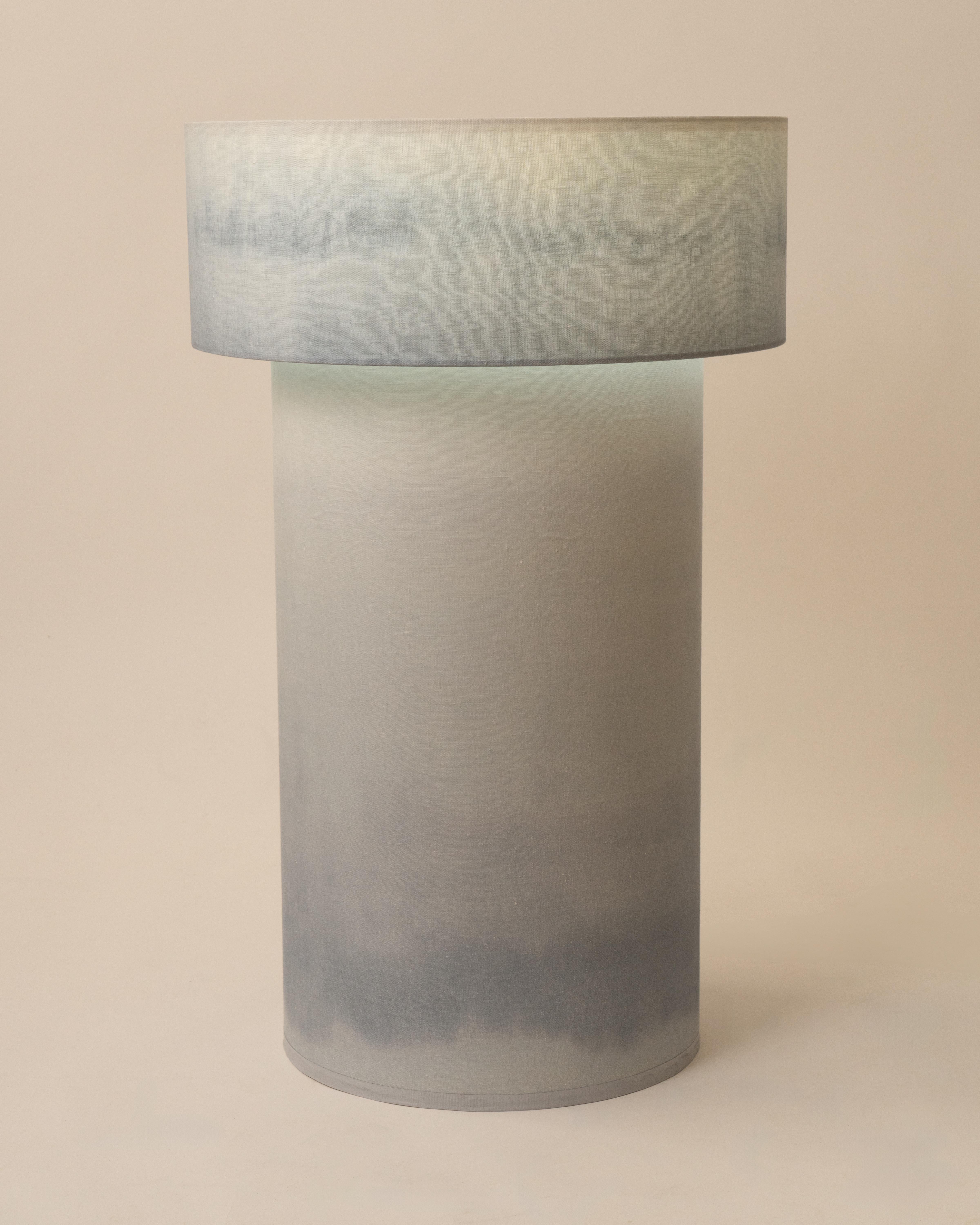 Postmoderno Lampada scultorea contemporanea Totem in ceramica blu sfumato di Elsa Foulon in vendita