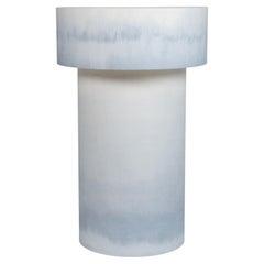 Gedämpfter blauer Farbverlauf Keramik Totem Zeitgenössische Skulpturale Lampe von Elsa Foulon